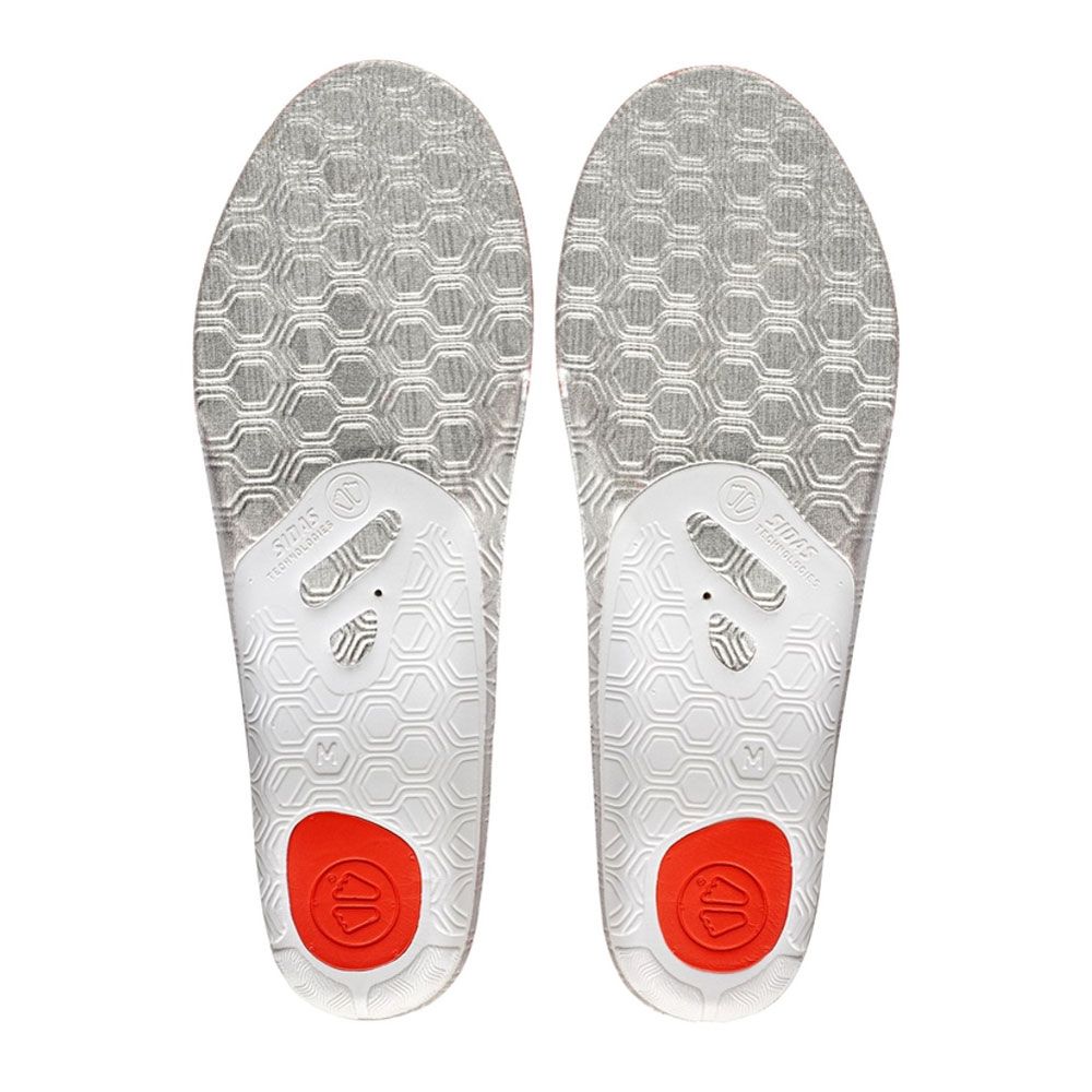 Zwei Einlegesohlen mit weißer Unterseite. Marke und Produktbezeichnung sind sichtbar. Die Sohlen haben eine rote Akzentfarbe.
