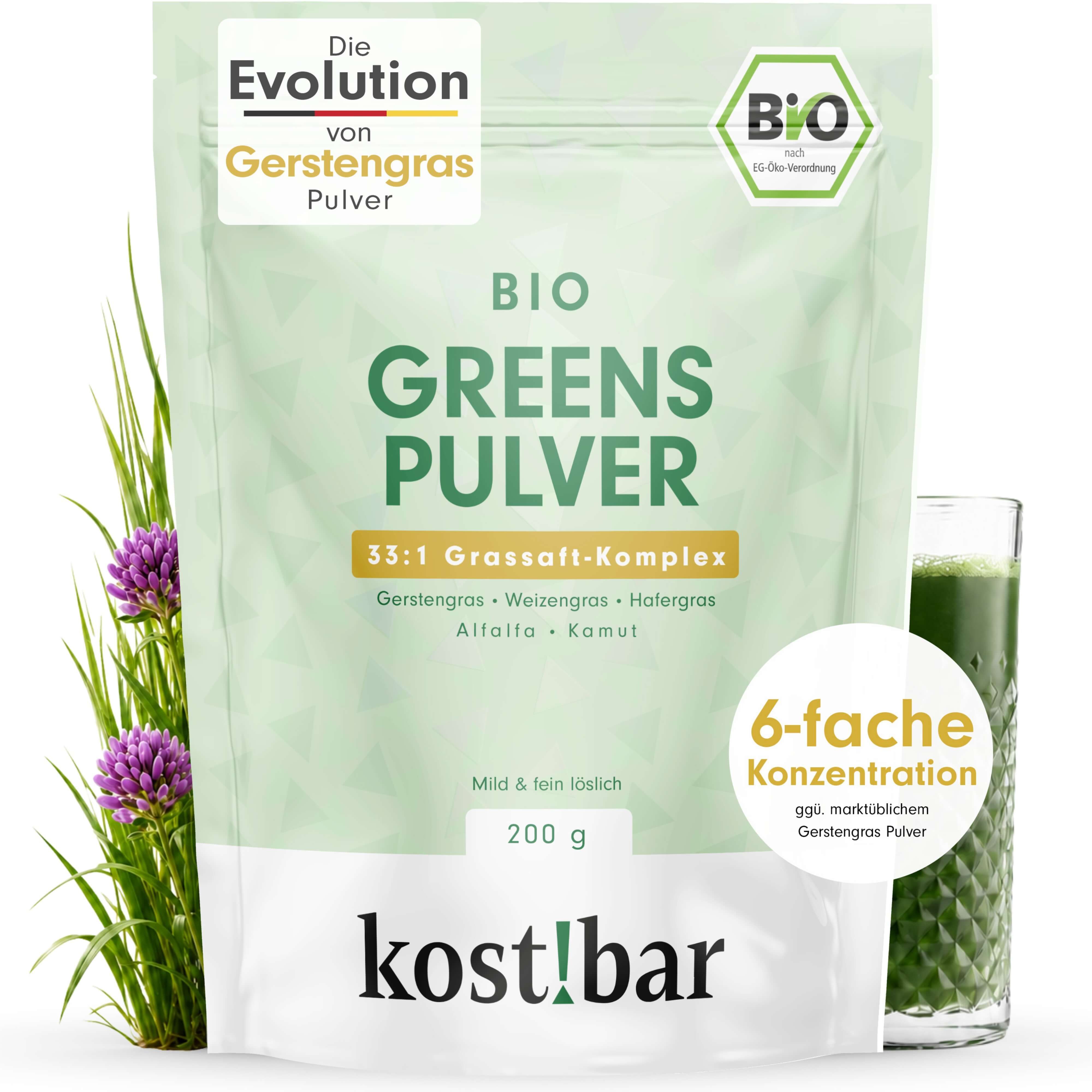 Grünes Pulver in einem Beutel mit Glas und Gräsern. BIO-Siegel und Kostbar-Logo.