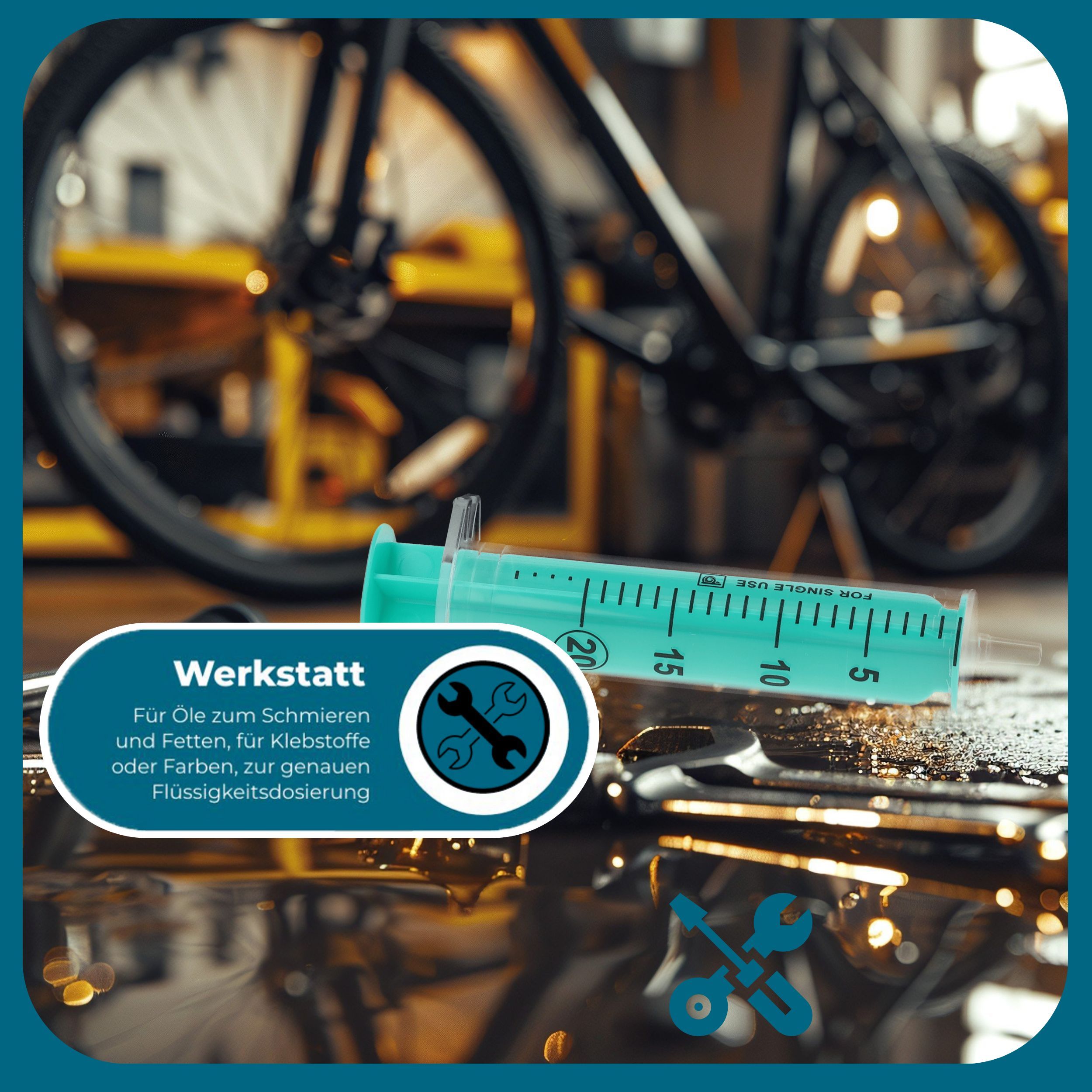 Spritze mit grüner Skala, 20ml. Hintergrund: Werkstatt mit Werkzeugen. Text: Werkstatt, Flüssigkeitsdosierung.