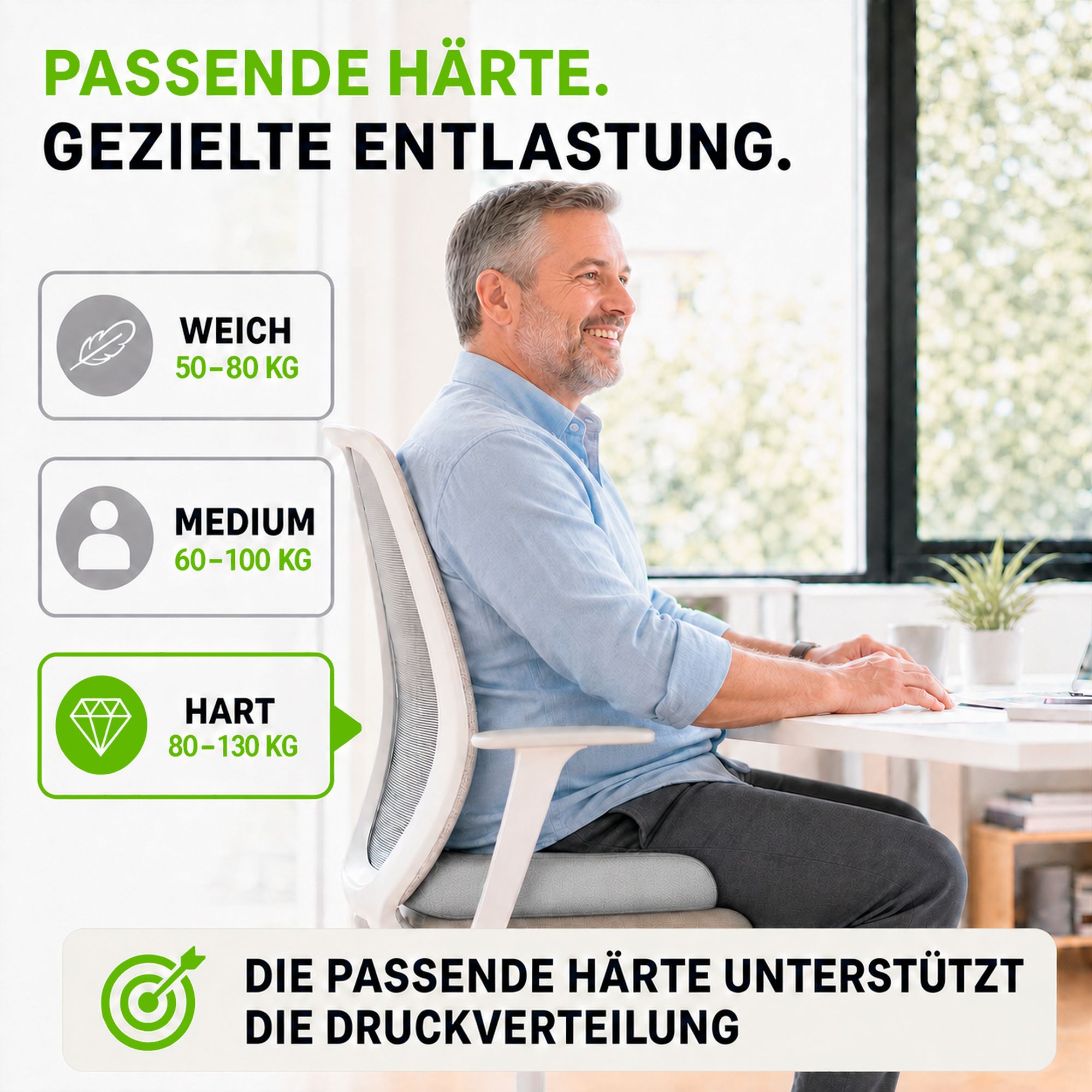 Mann sitzt am Schreibtisch, das harte Sitzkissen ist für Personen von 80-130 kg geeignet.