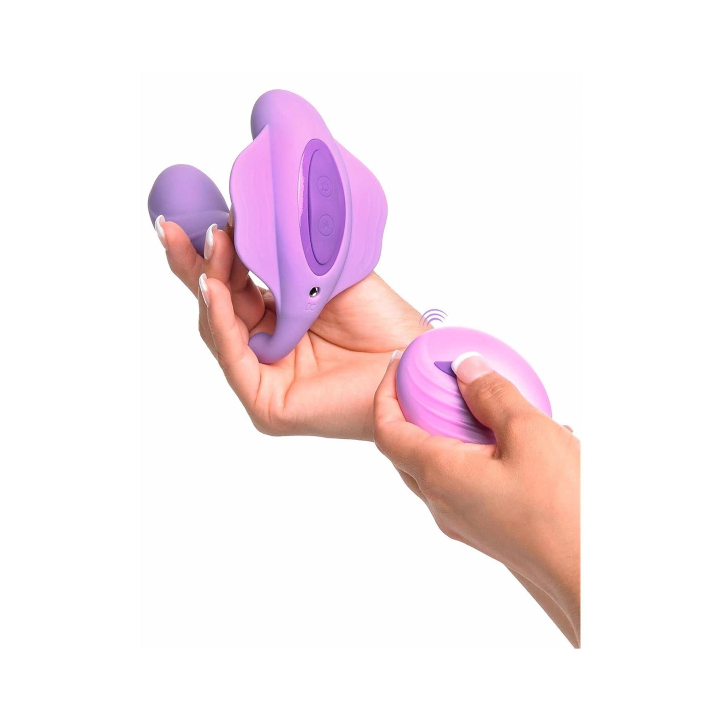 Hände halten lila Wellness-Produkt und Fernbedienung. Funk-Symbol.