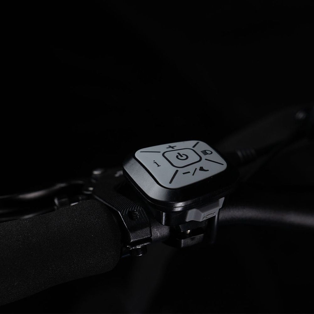 Lenkerbedienelement mit Knöpfen. Schwarzer Hintergrund. Symbole für Licht, Leistung und mehr.