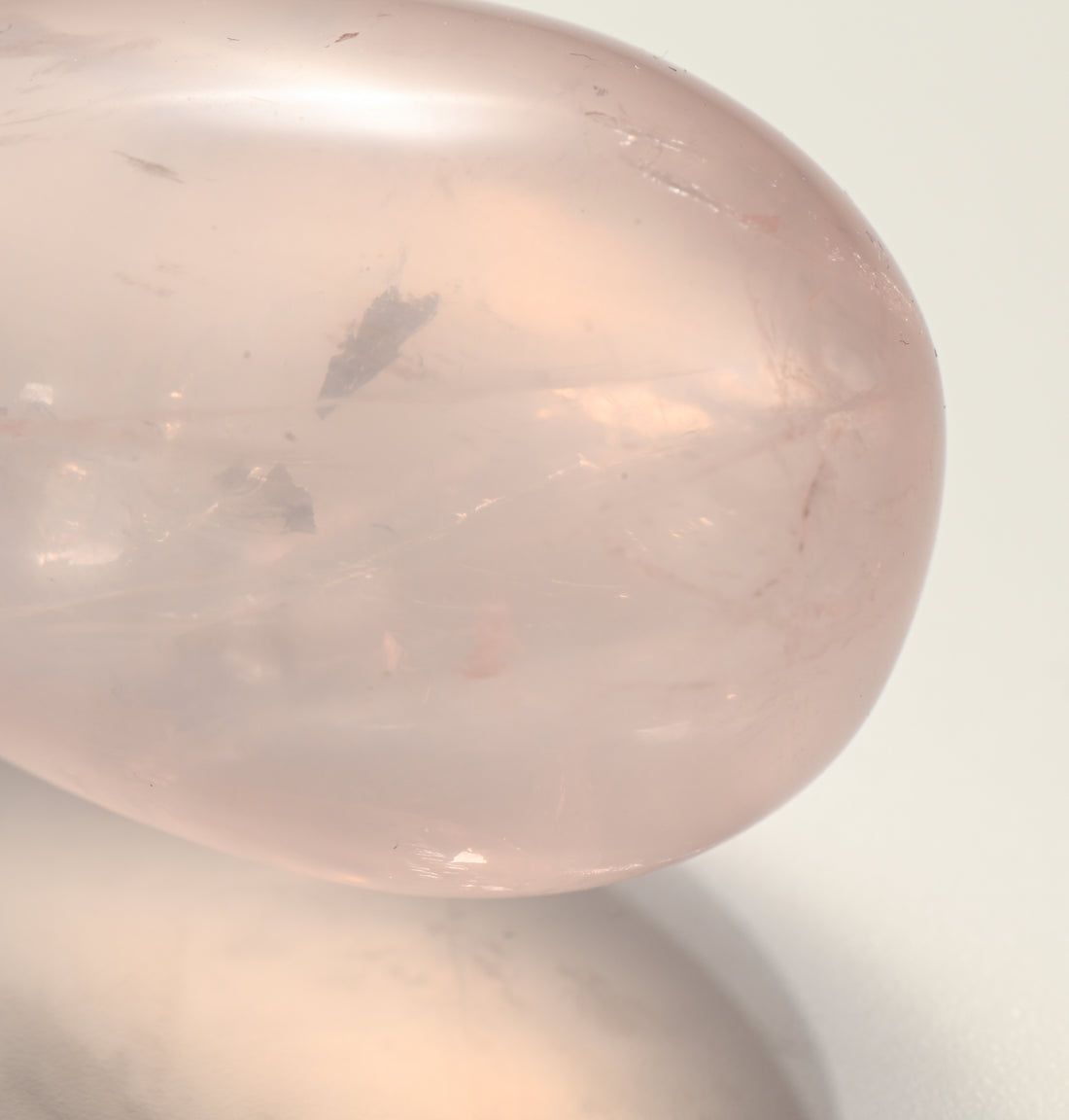 Nahaufnahme eines rosa Yoni-Eis. Glatte Oberfläche, leicht transparent.