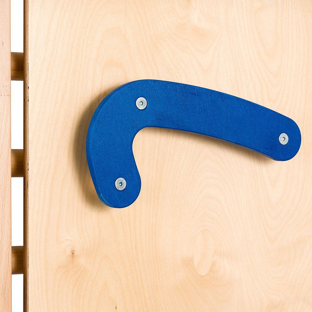 Blauer Klettergriff an Holz befestigt. Der Griff ist gebogen und mit Schrauben fixiert.