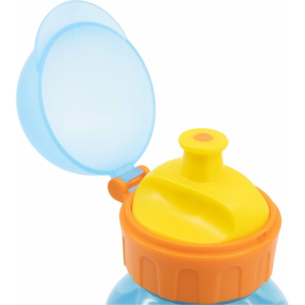 Nahaufnahme einer blauen Trinkflasche. Offener, blauer Deckel. Gelber Verschluss mit orangefarbenen Details.