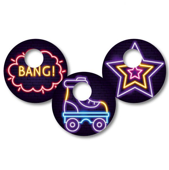Drei runde Aufkleber mit Neon-Designs. Motive: Sprechblase mit "BANG!", Rollschuh, Stern. Schwarzer Hintergrund mit Loch.