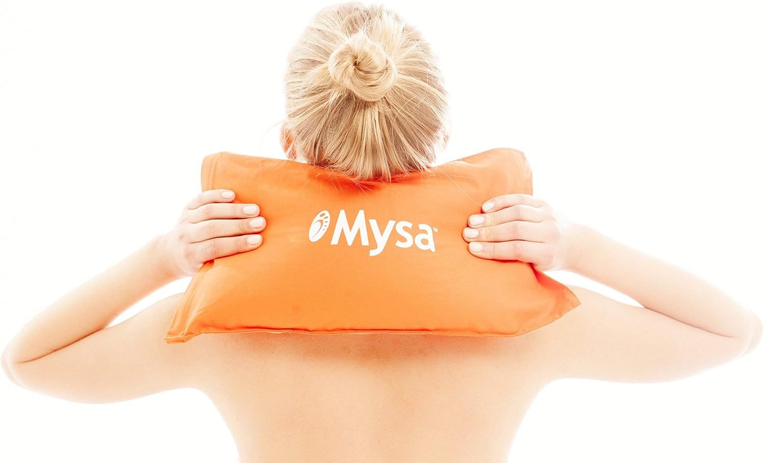 Orangefarbenes Kissen mit weißem Logo 'Mysa'. Eine Person hält es an den Schultern.
