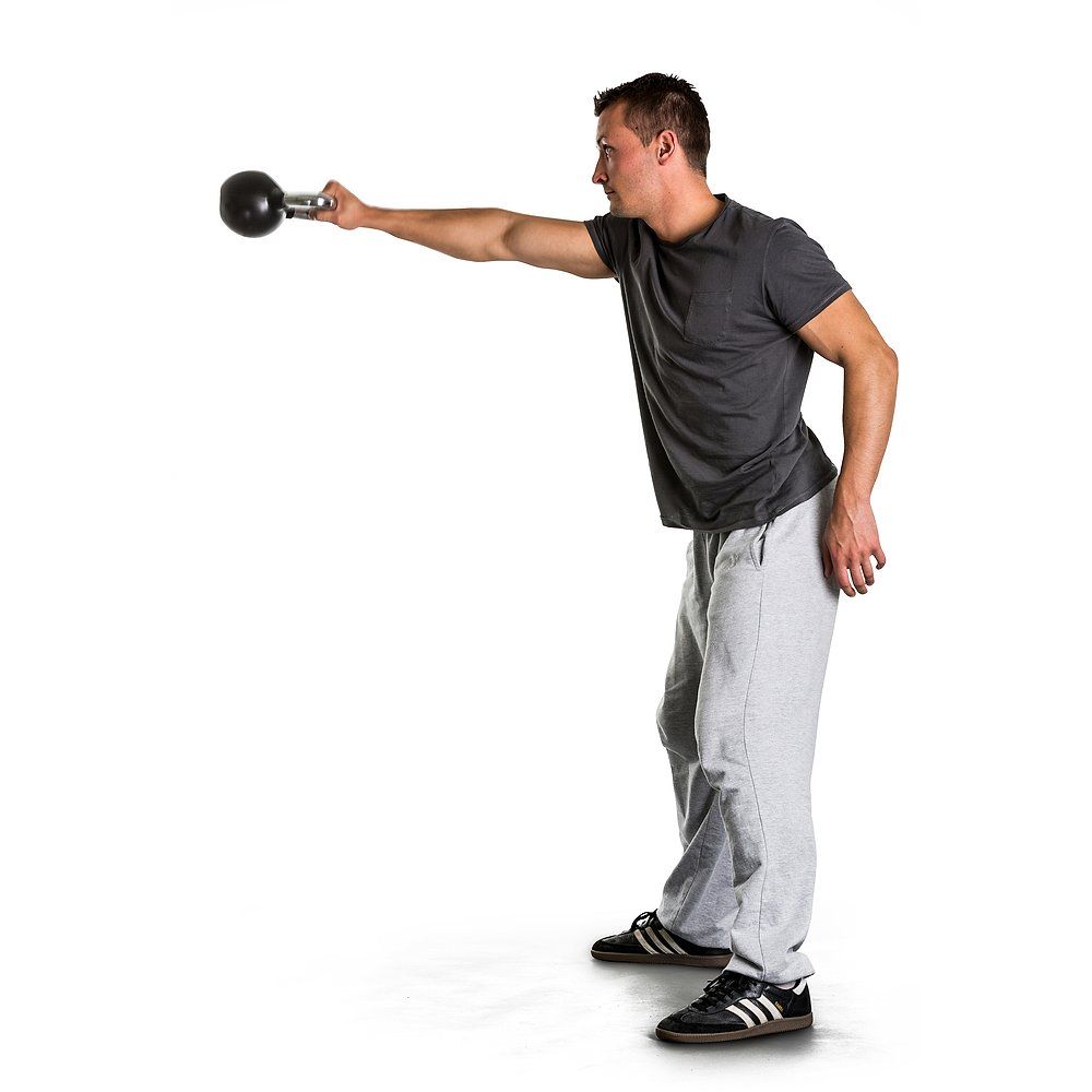 Mann führt eine Schwungbewegung mit einer 4kg Kettlebell aus.
