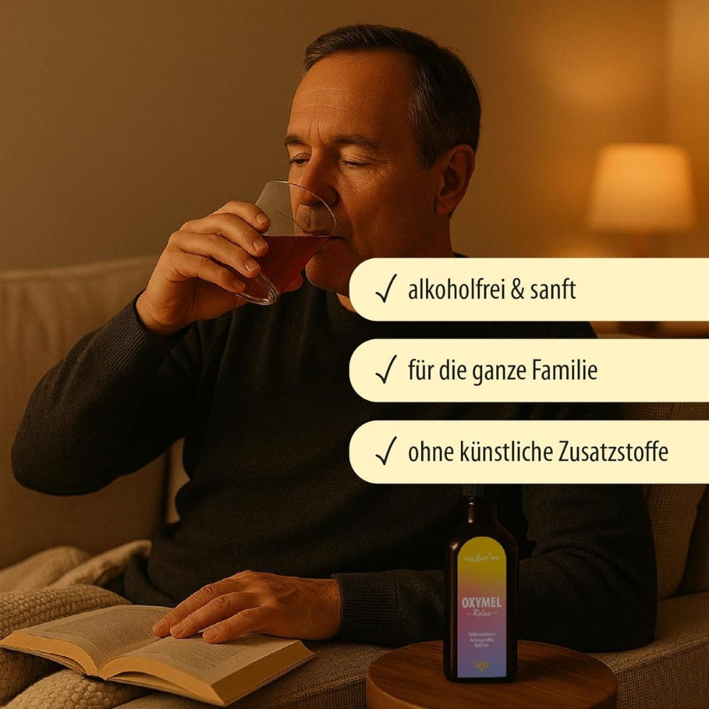 Mann trinkt aus Glas. Flasche "OXYMEL - Relax" daneben. Text: alkoholfrei & sanft, für die ganze Familie, ohne künstliche Zusatzstoffe.