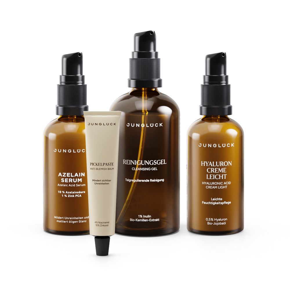 Vier Kosmetikprodukte: Serum, Reinigungs-Gel, Creme und Pickelpaste. Braune Glasflaschen und Tube mit schwarzem Deckel. Beschriftung.