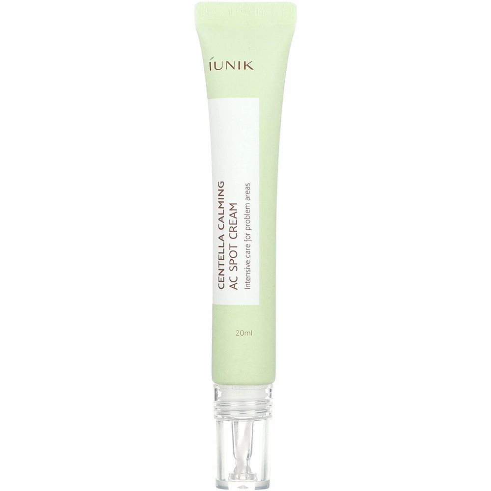 Grüne Tube mit weißem Etikett. Aufschrift: Centella Calming AC Spot Cream. Transparenter Applikator.
