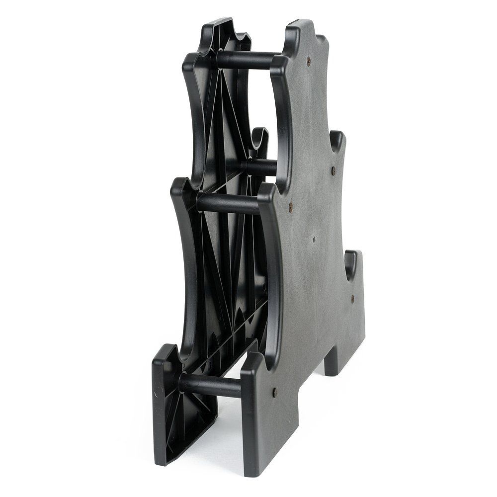 Schwarzer Hantelständer aus Kunststoff. Struktur mit mehreren Halterungen für Hanteln. Seitenansicht.