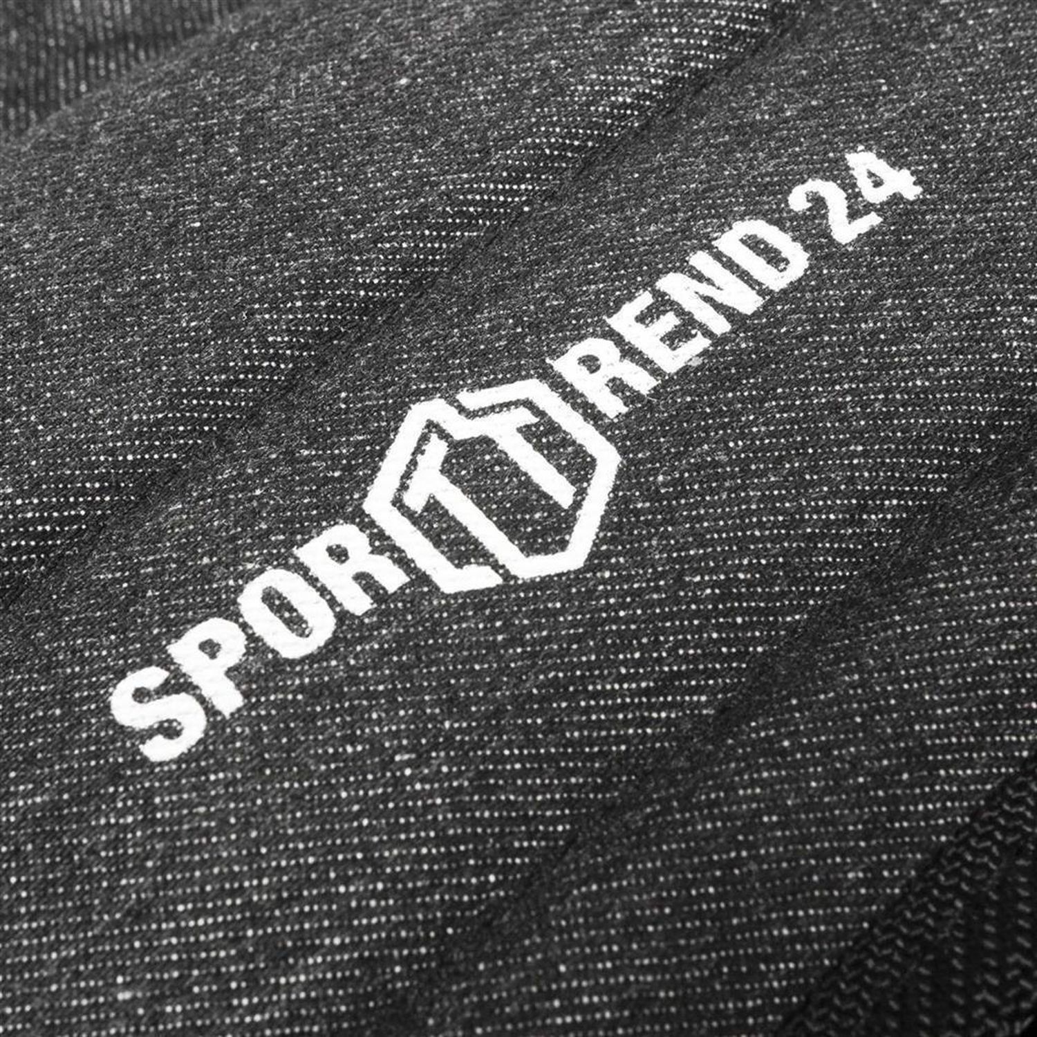 Nahaufnahme des Logos Sporttrend 24 auf der Gewichts-Weste. Weißer Schriftzug auf grauem Stoff.