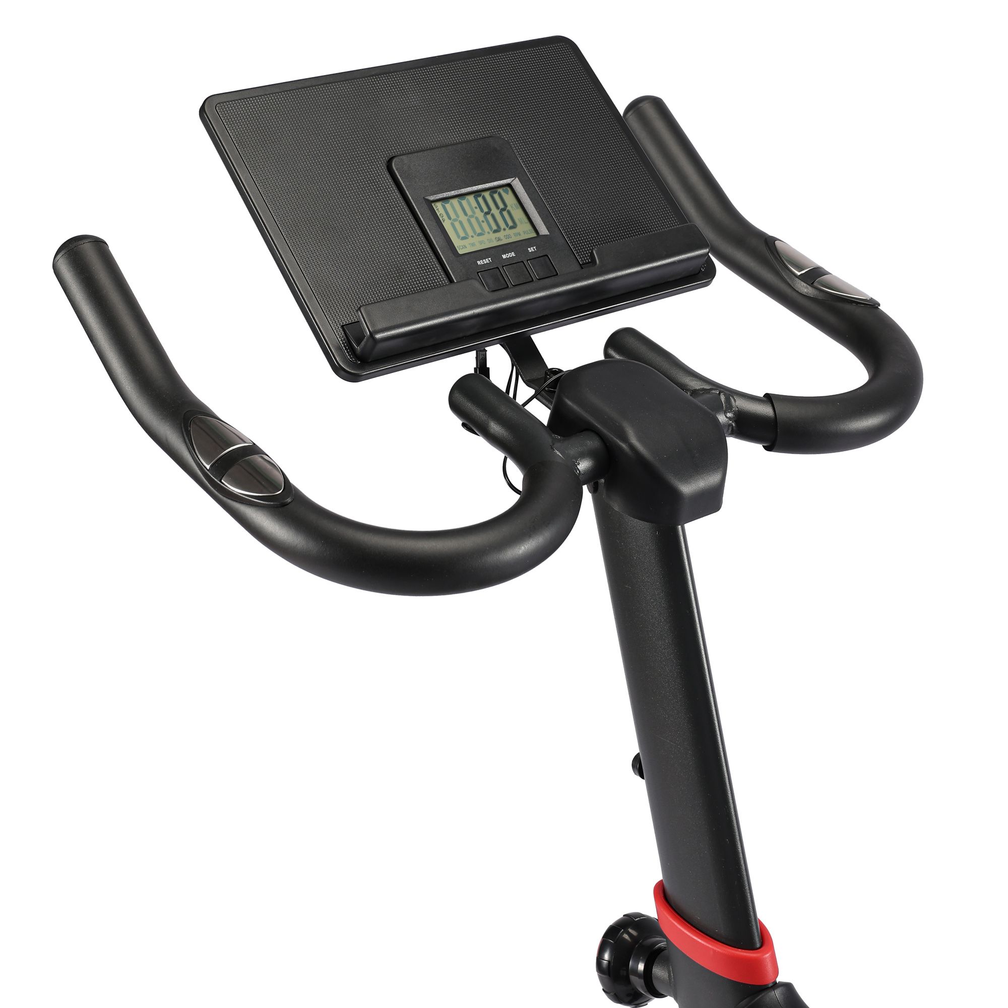 Nahaufnahme des Lenkers und der digitalen Anzeige eines schwarzen Spinning-Fahrrads mit roten Akzenten.