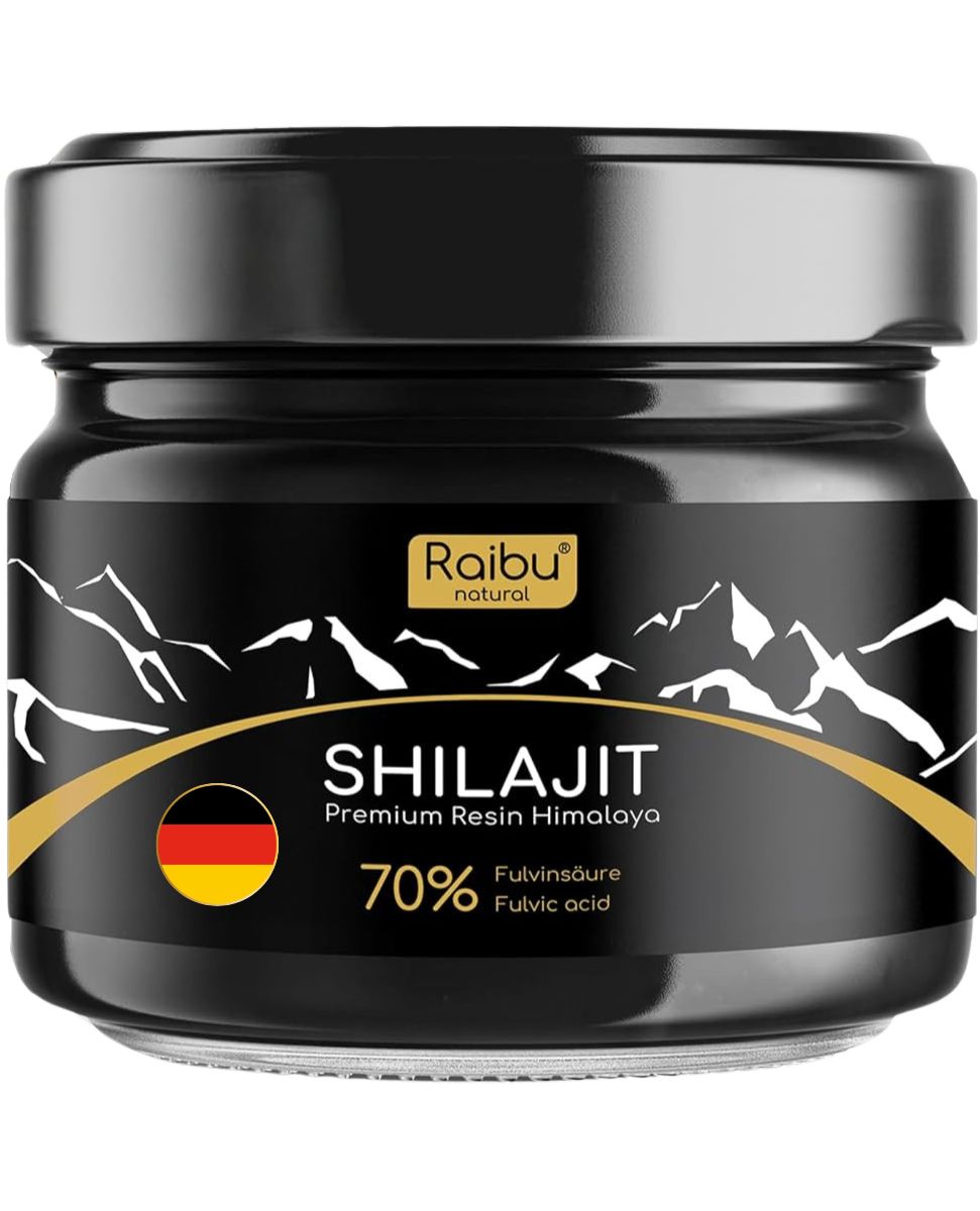 Schwarzes Glas mit Deckel. Aufschrift: Shilajit, 70% Fulvinsäure. Flagge Deutschland. Berge im Hintergrund.
