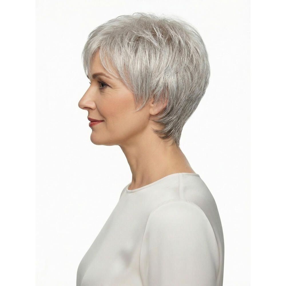 Kurzhaarperücke in Grau. Frau trägt ein weißes Oberteil. Profilansicht.