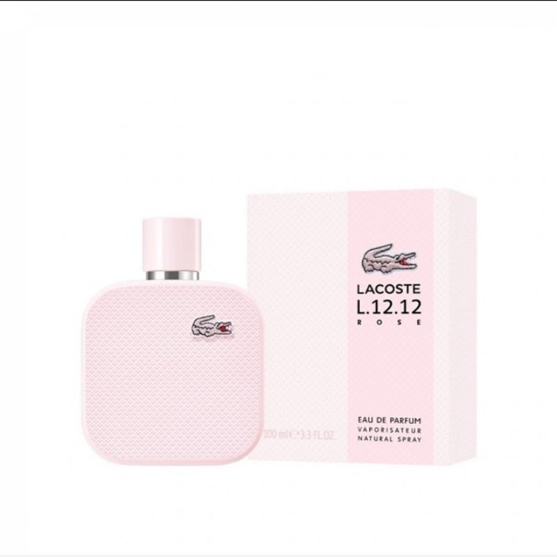 Rosa Flakon und Verpackung. Krokodil-Logo. Text: L.12.12 Rose, Eau de Parfum, Natural Spray.