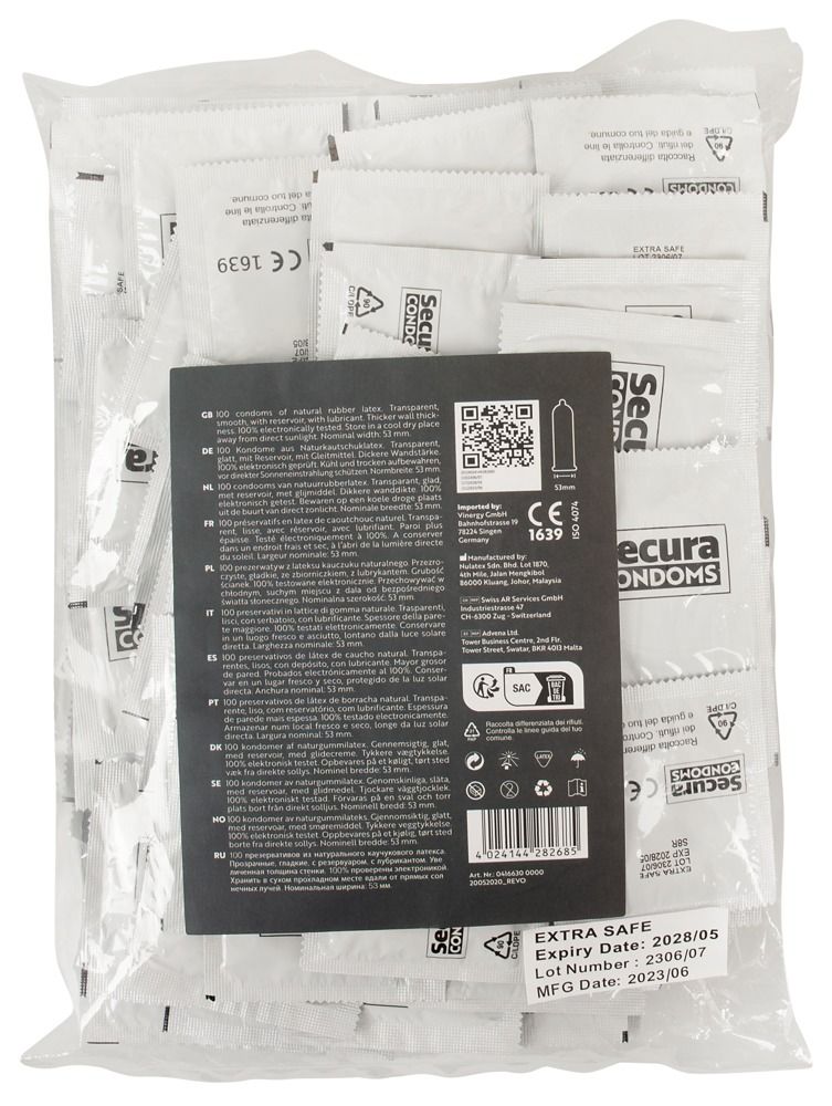 Grote verpakking condooms in plastic. Opschrift: Secura Condoms, Extra Safe. Meertalige informatie. Houdbaarheidsdatum.