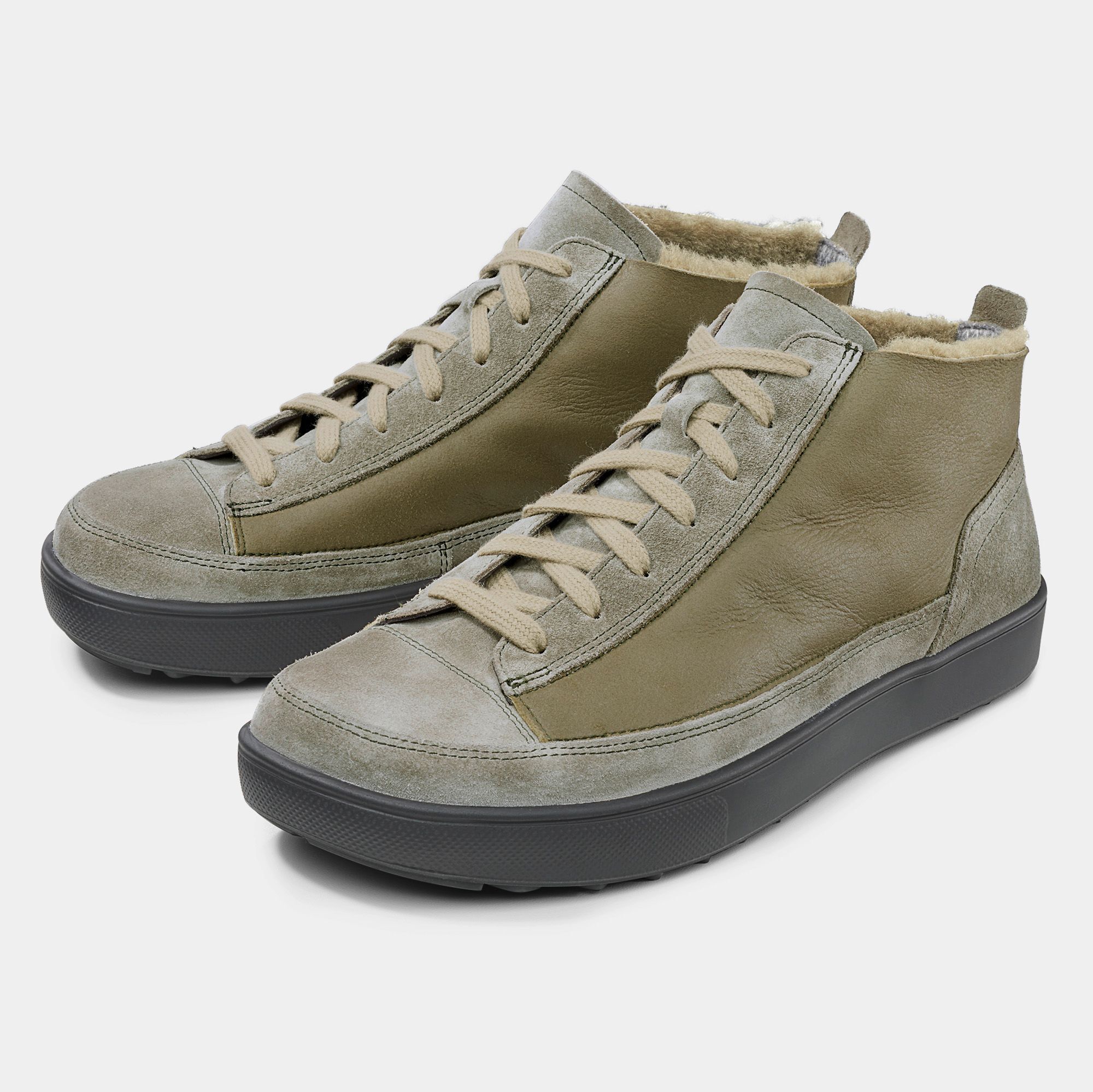 Zwei grüne Stiefeletten mit Schnürsenkeln und Fellfutter. Graue Sohle. Hellgraue Schnürsenkel.