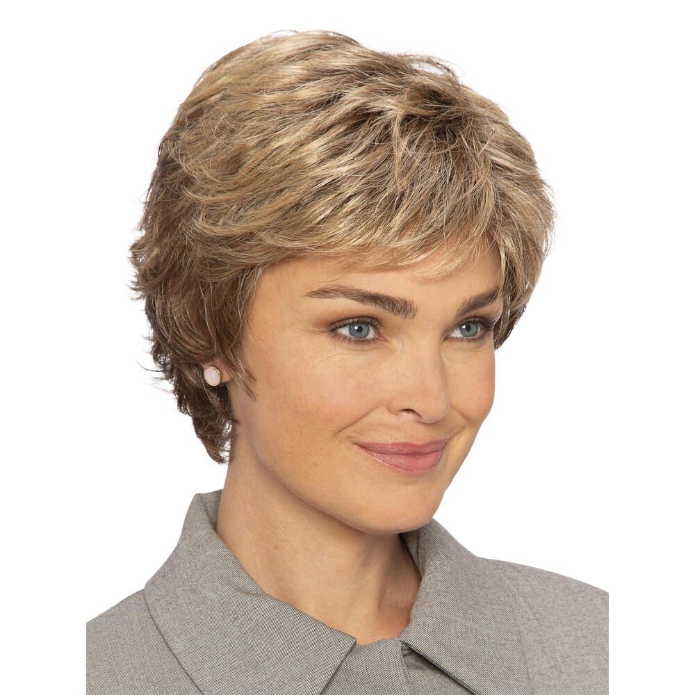 Kurzhaarperücke mit blonden Strähnen. Frau mit grauer Jacke. Frontansicht.