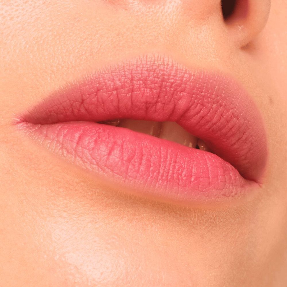 Nahaufnahme von Lippen, die mit Catrice Blur-Real Matt Lippenstift geschminkt sind. Rosa Farbton, matte Oberfläche.