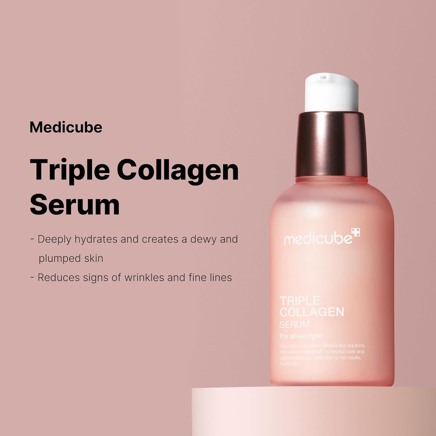 Rosa Serumflasche mit weißem Pumpkopf. Aufschrift: Triple Collagen Serum. Auf rosa Podest.