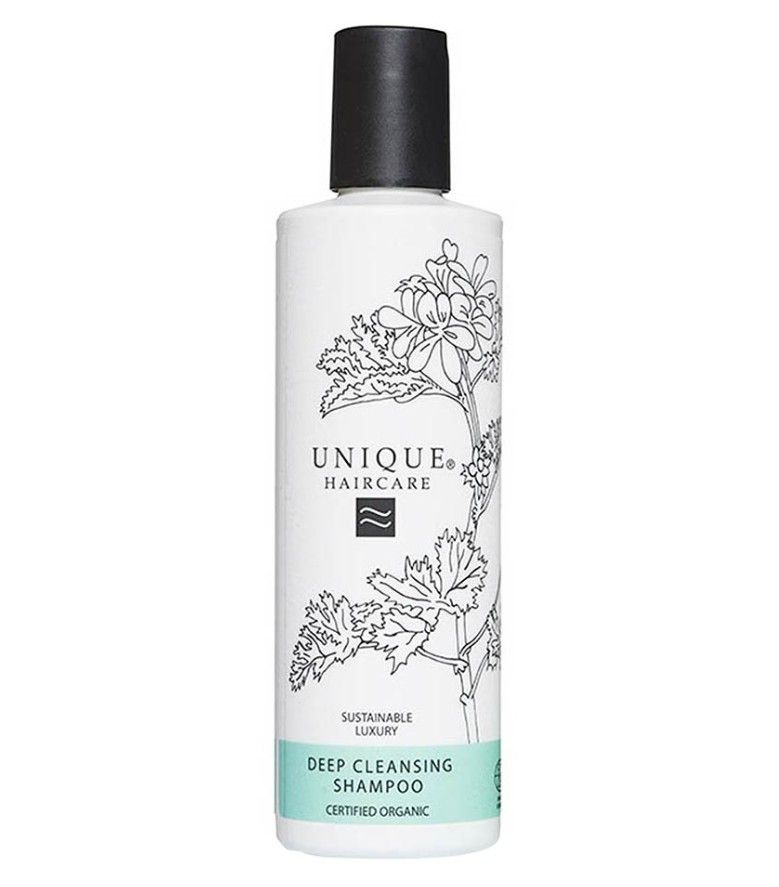 Weißes Shampoo-Fläschchen mit schwarzem Deckel. Aufschrift: UNIQUE HAIRCARE, Deep Cleansing Shampoo, Certified Organic.
