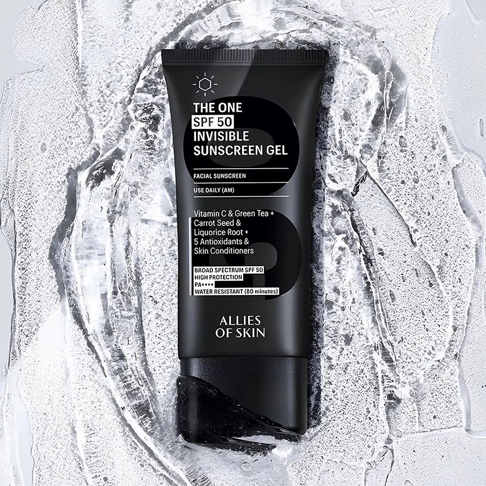 Schwarze Tube mit THE ONE SPF 50 Invisible Sunscreen Gel. Auf hellem, verschwommenem Hintergrund.