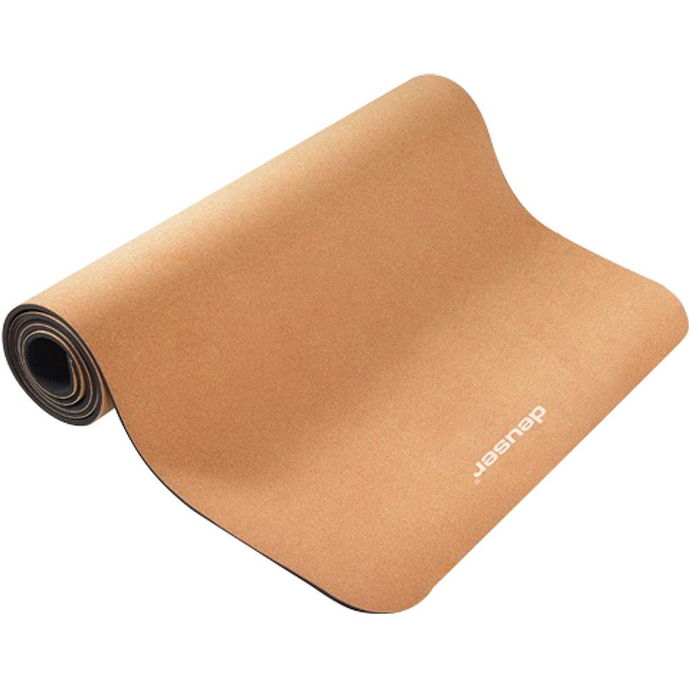 Gerollte Yogamatte aus Kork. Logo 'deuser' sichtbar. Braune Oberfläche, schwarze Unterseite. Auf hellem Hintergrund.