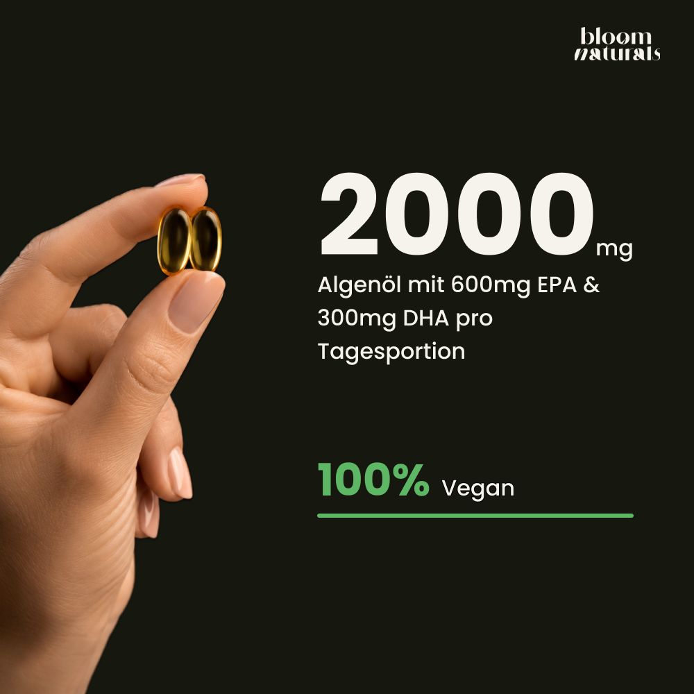 Hand hält zwei goldene Kapseln. Text: "2000 mg Algenöl mit 600mg EPA & 300mg DHA pro Tagesportion. 100% Vegan".