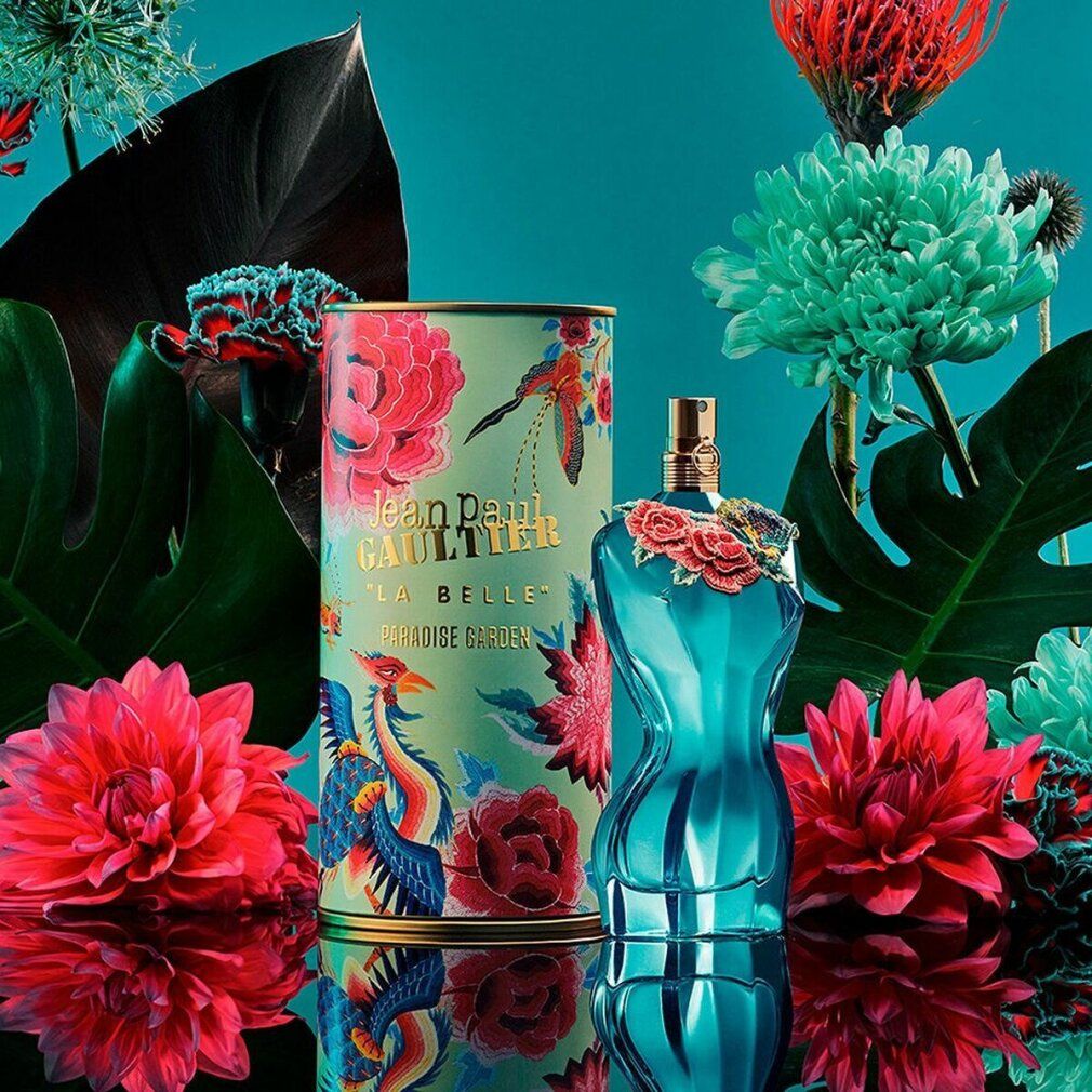 Türkisfarbener Flakon mit Blüten und Verpackung. Aufschrift: Jean Paul Gaultier La Belle Paradise Garden.
