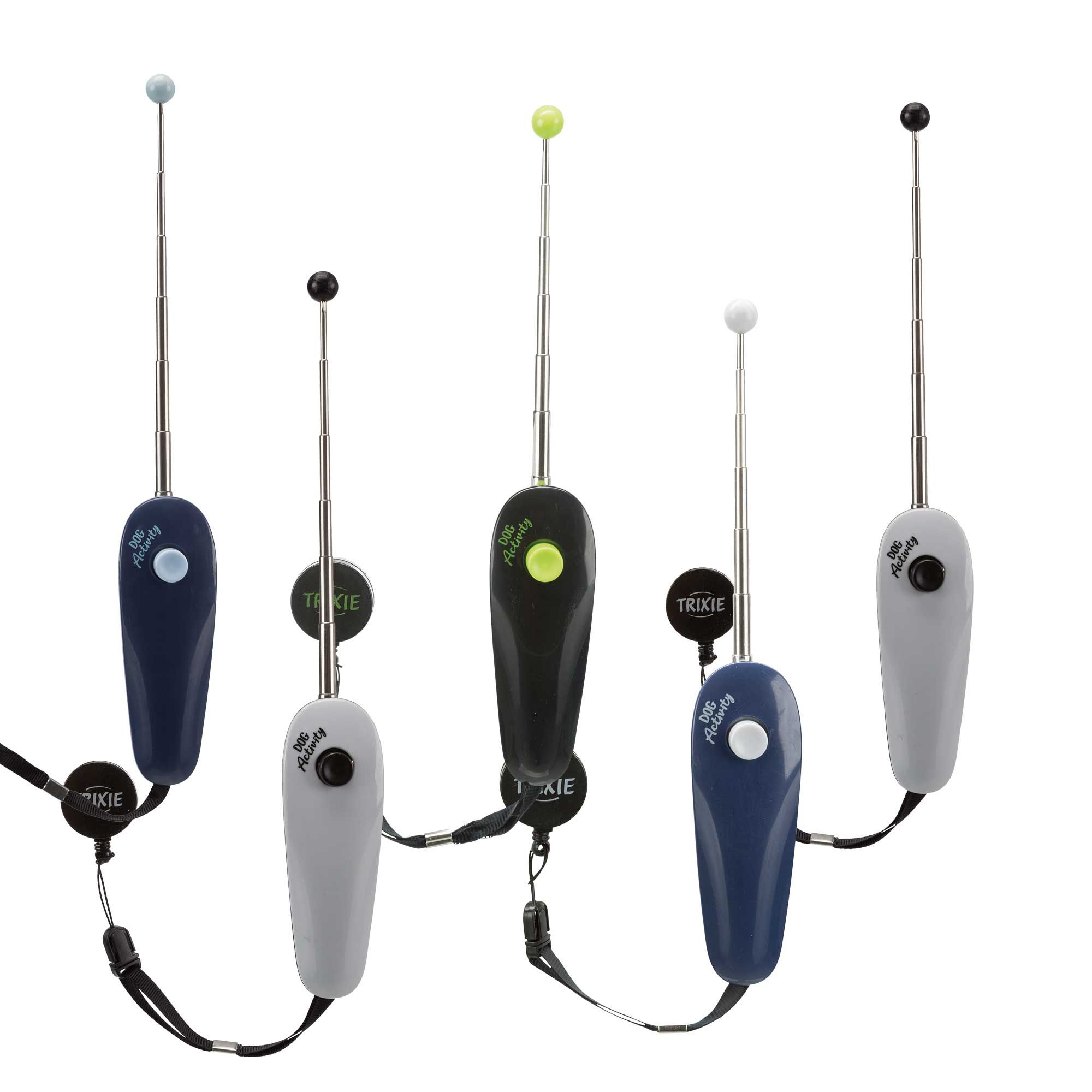 Fünf Clicker-Trainingssticks in verschiedenen Farben. Jeder Stick hat eine Kugelspitze, einen Clicker und eine Handschlaufe.