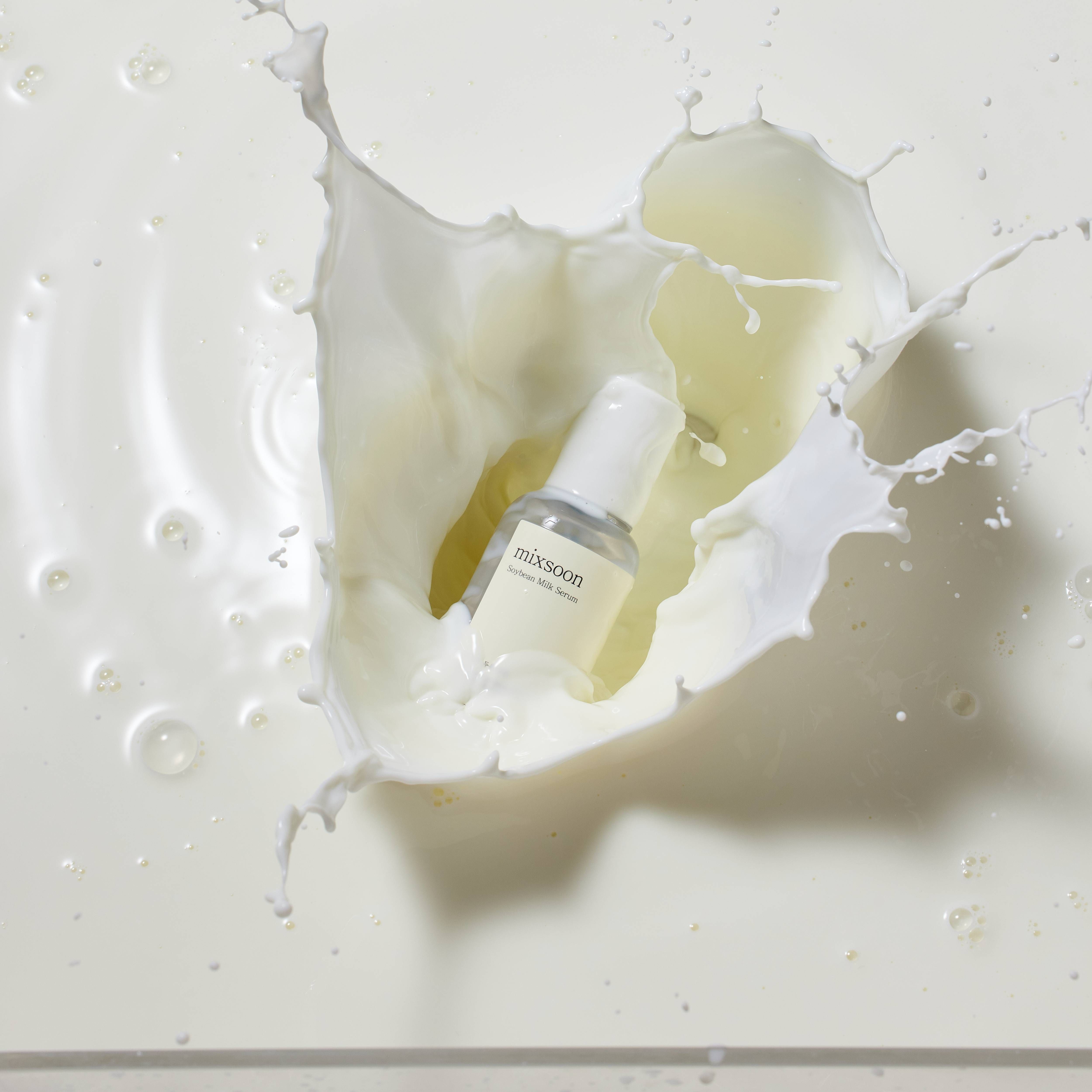 Serumflasche in Milchspritzer. Aufschrift: mixsoon Soybean Milk Serum. Weißer Deckel.