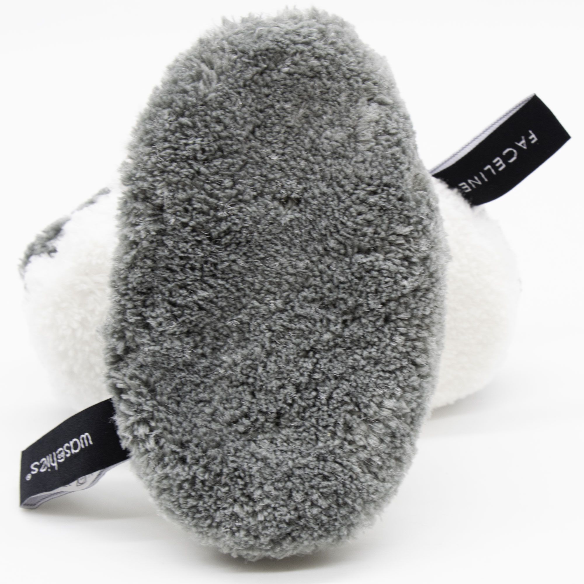 Zwei Abschminkpads, grau und weiß, mit schwarzem Label. Pads sind oval und aus weichem Material. Label mit Logo.