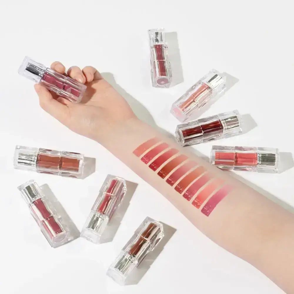 Arm mit zehn verschiedenen Lippenstift-Farbproben, umgeben von zehn transparenten Lippenstift-Applikatoren.