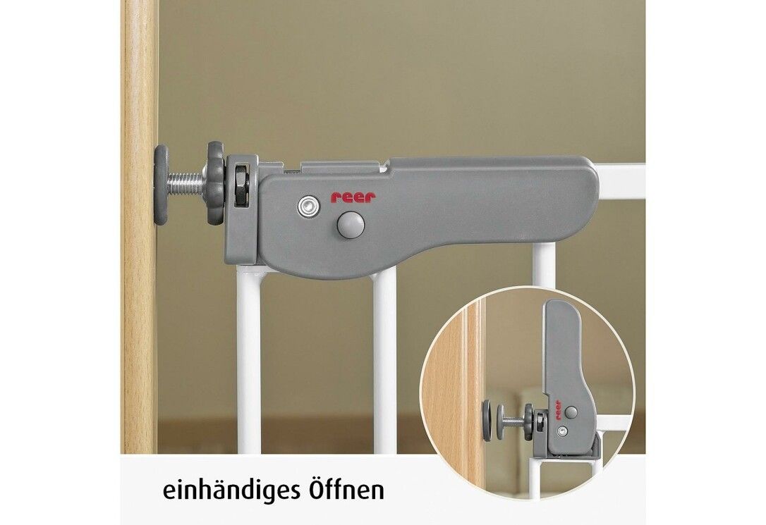 Graues Bedienelement mit rotem 'reer'-Logo.  Einhand-Öffnungsmechanismus.  Weißes Metallgitter.