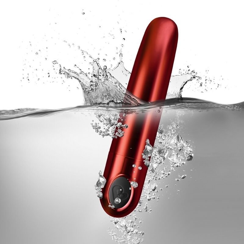 Roter Vibrator im Wasser, Spritzer. Schwarzer Knopf sichtbar.
