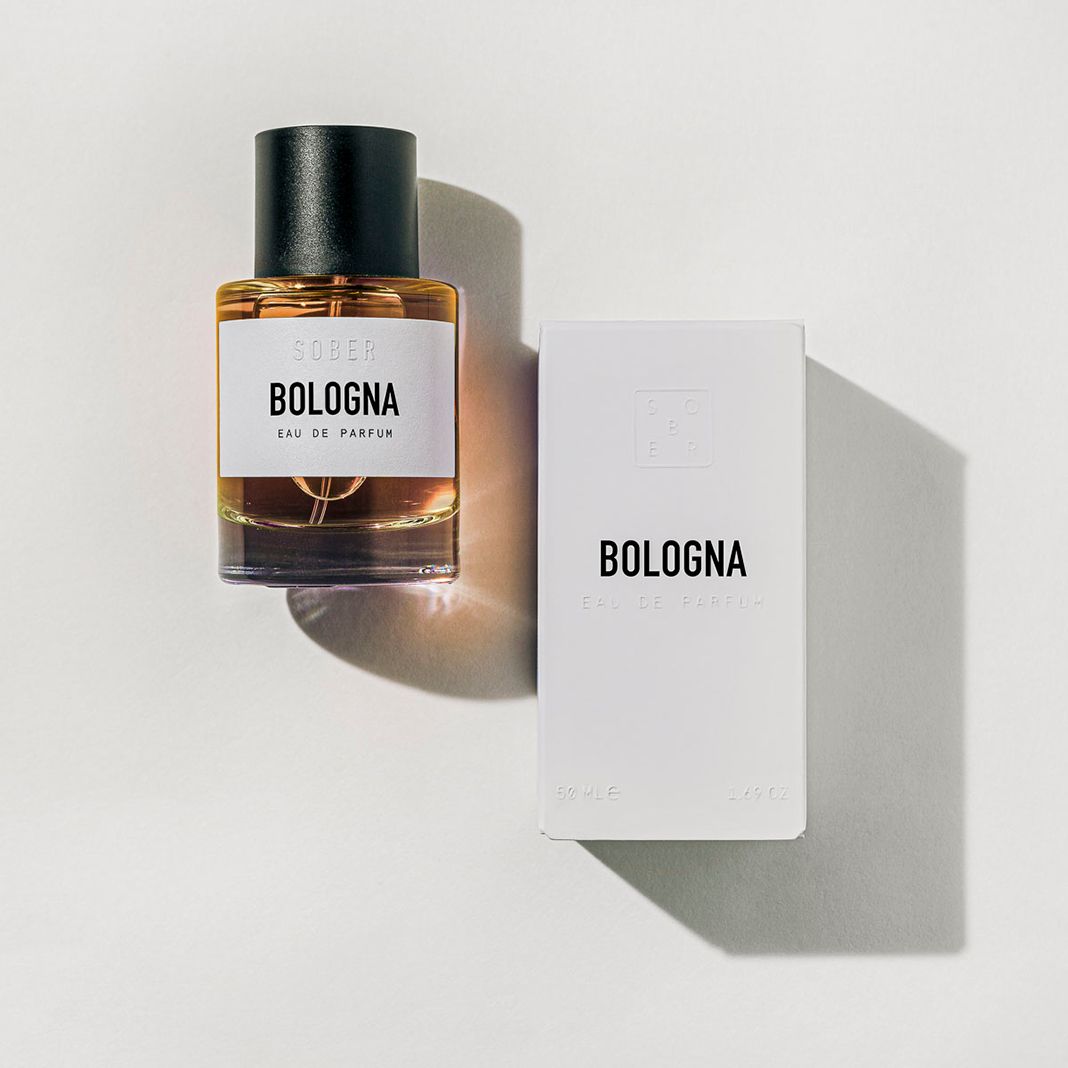 Parfümflasche und Verpackung. Aufschrift: SOBER BOLOGNA Eau de Parfum. Flasche mit schwarzem Deckel, rechteckige Verpackung.