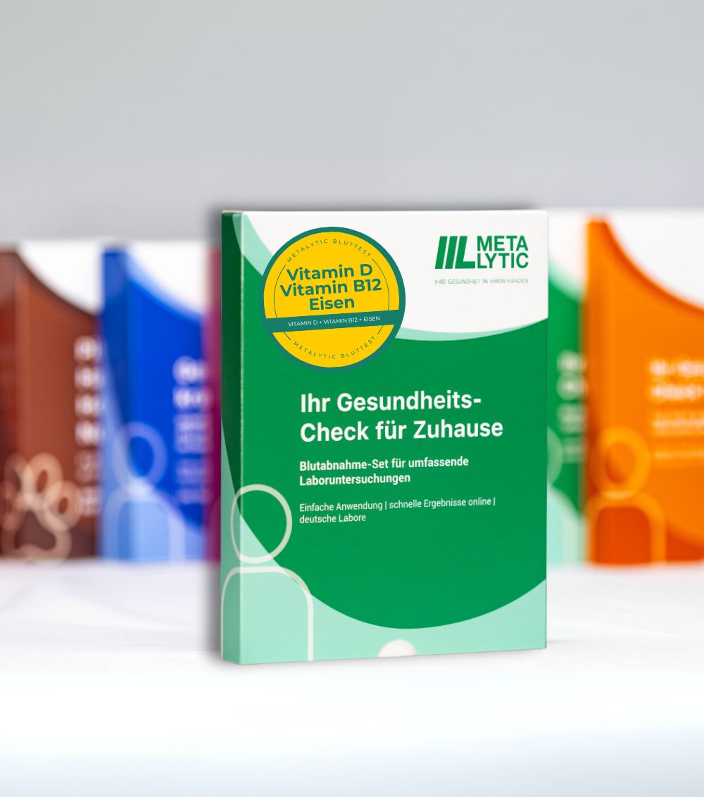 Mehrere Verpackungen des Produkts Vitamin D, B12, Eisen. Logo: Metalyic. Text: Ihr Gesundheits-Check für Zuhause.