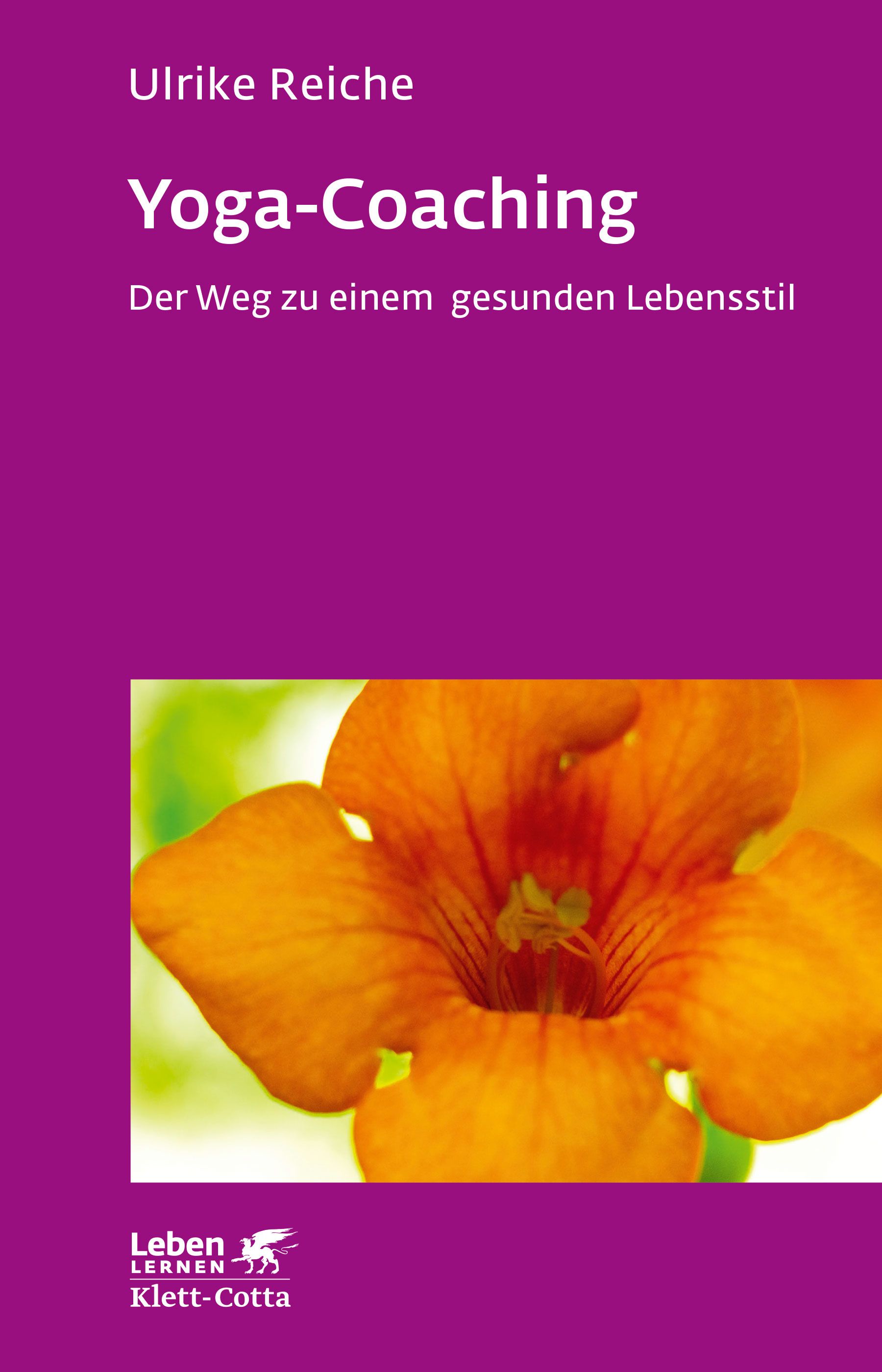 Buchcover mit Titel Yoga-Coaching. Autorin: Ulrike Reiche. Auf lila Hintergrund eine orangefarbene Blüte.