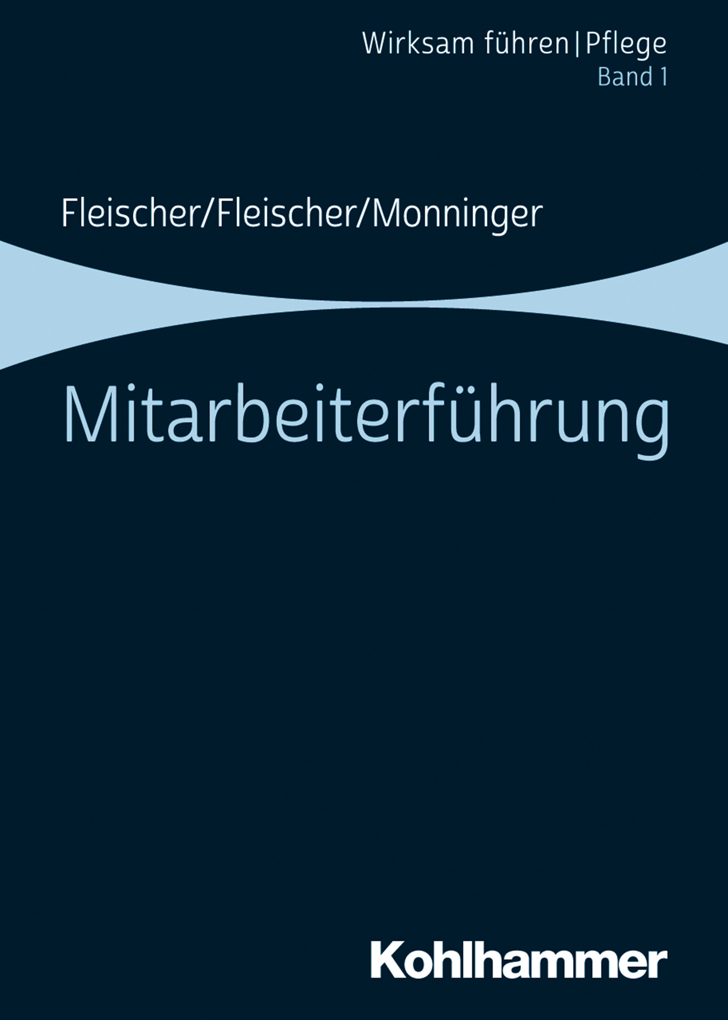Buchcover: "Mitarbeiterführung". Autoren: Fleischer/Fleischer/Monninger. Verlag Kohlhammer. Titel in weißer Schrift auf dunkelblauem Hintergrund.