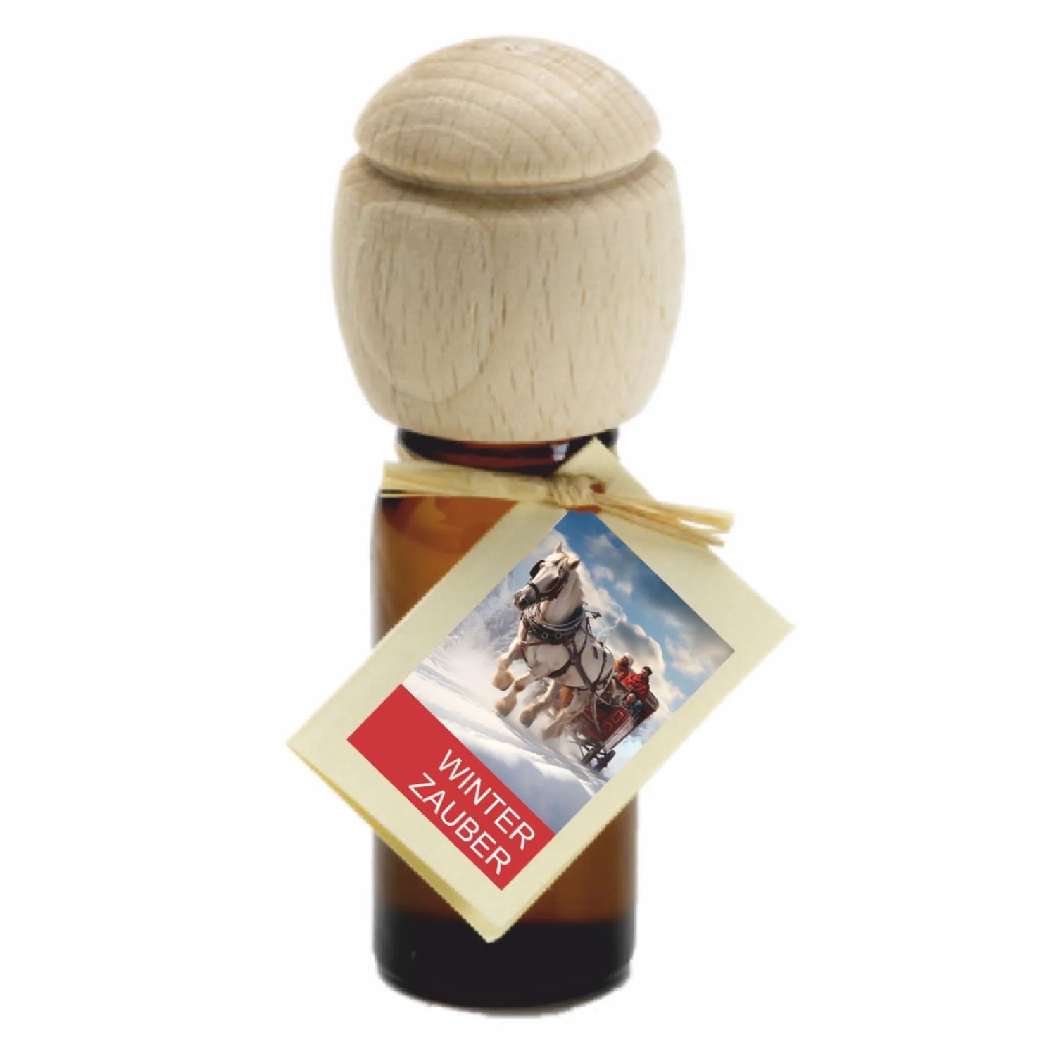Braune Glasflasche mit Holzverschluss und Anhänger. Anhänger zeigt Pferdeschlitten im Schnee. Aufschrift: Winter Zauber.