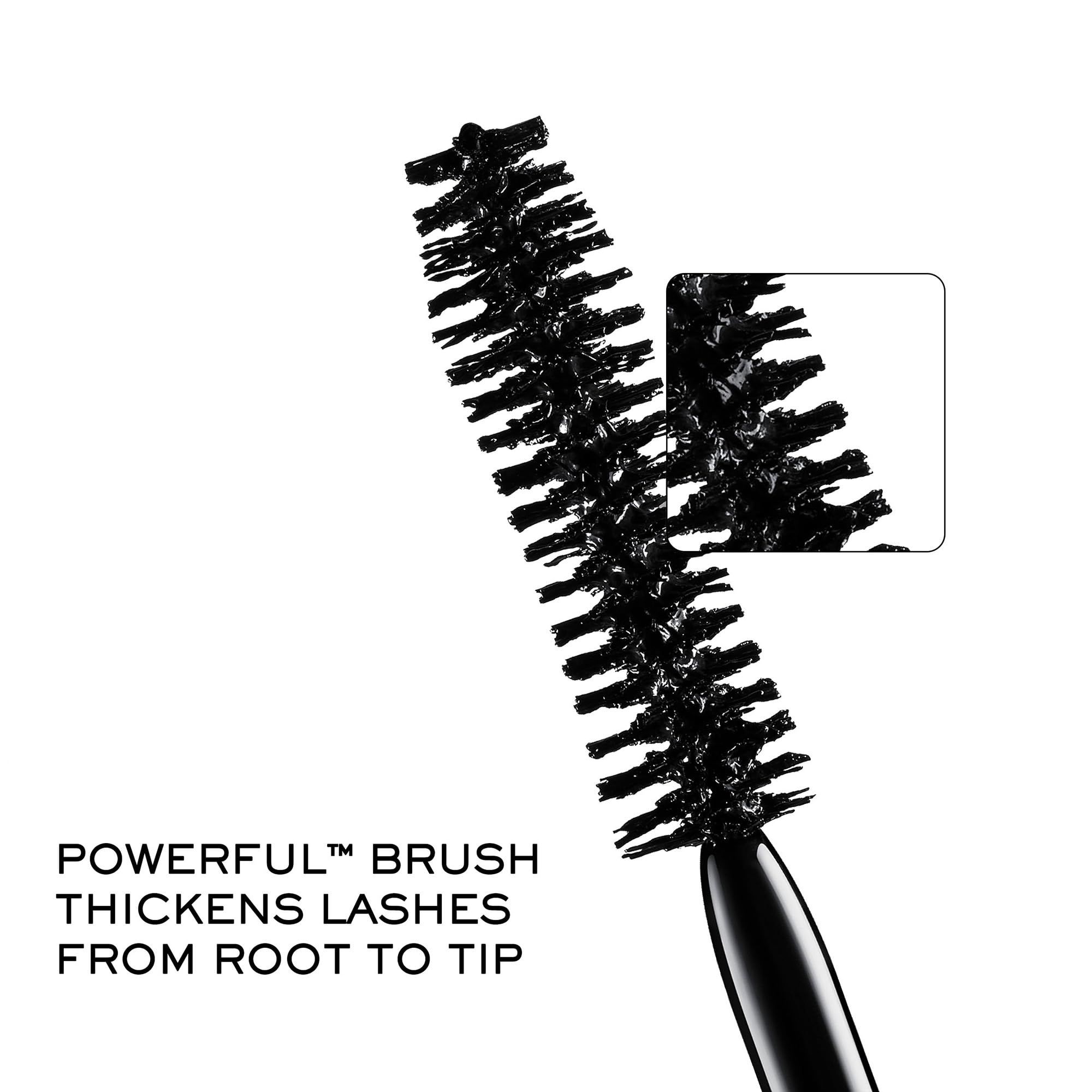 Nahaufnahme der Mascara-Bürste. Text: 'POWERFUL™ BRUSH THICKENS LASHES FROM ROOT TO TIP'.