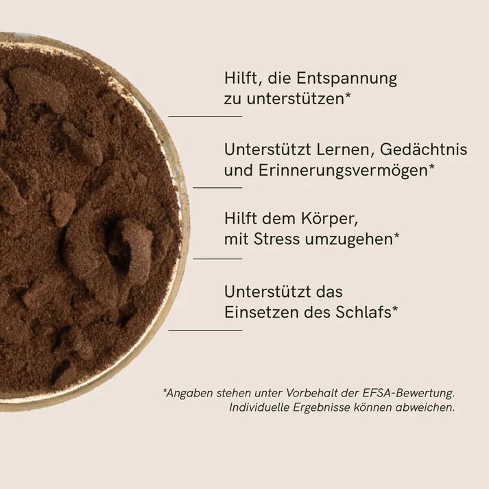 Nahaufnahme von braunem Pulver in einer Schale. Text: "Hilft, die Entspannung zu unterstützen", "Unterstützt Lernen, Gedächtnis", "Hilft dem Körper, mit Stress umzugehen".