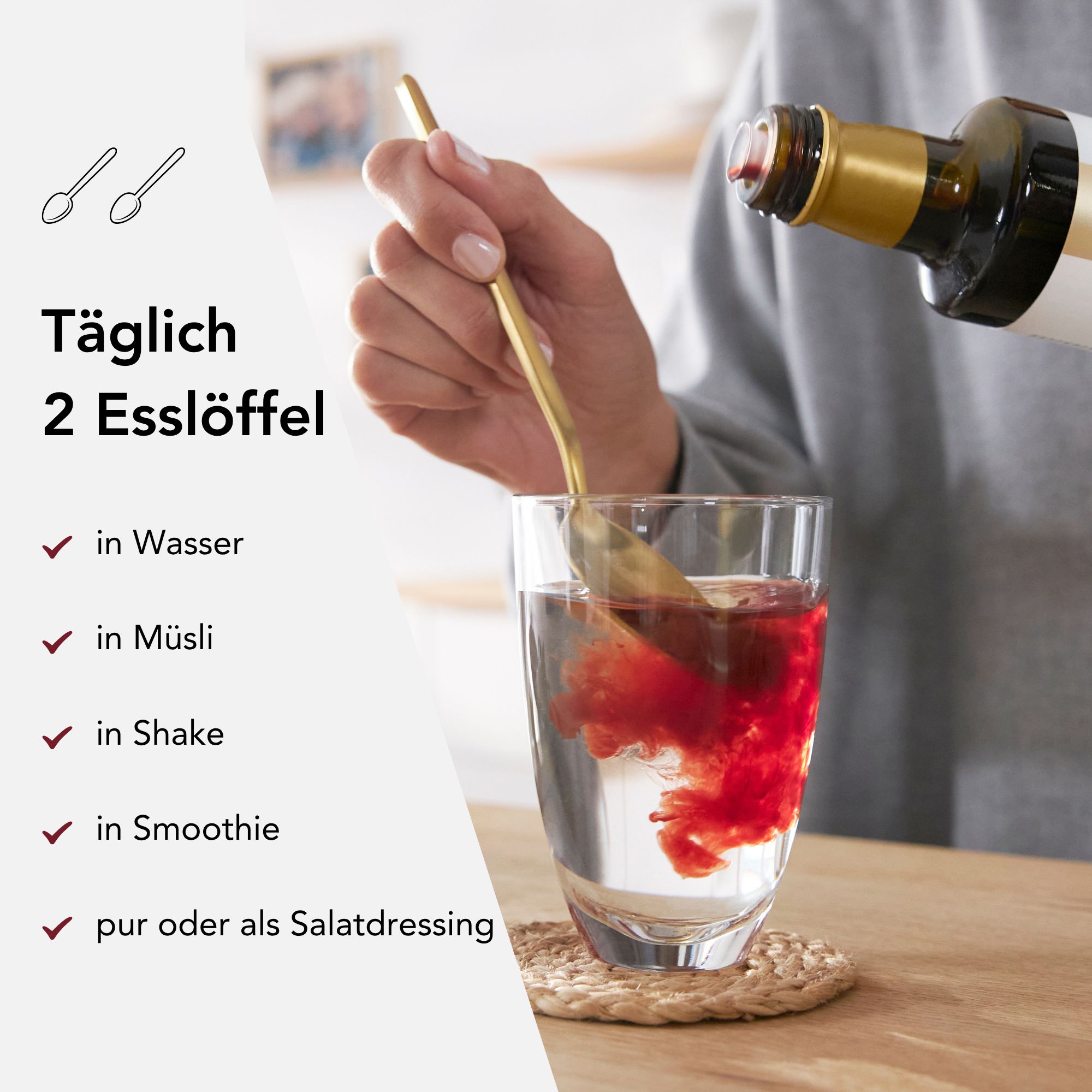 Person gibt Löffel mit Konzentrat in ein Glas Wasser. "Täglich 2 Esslöffel".