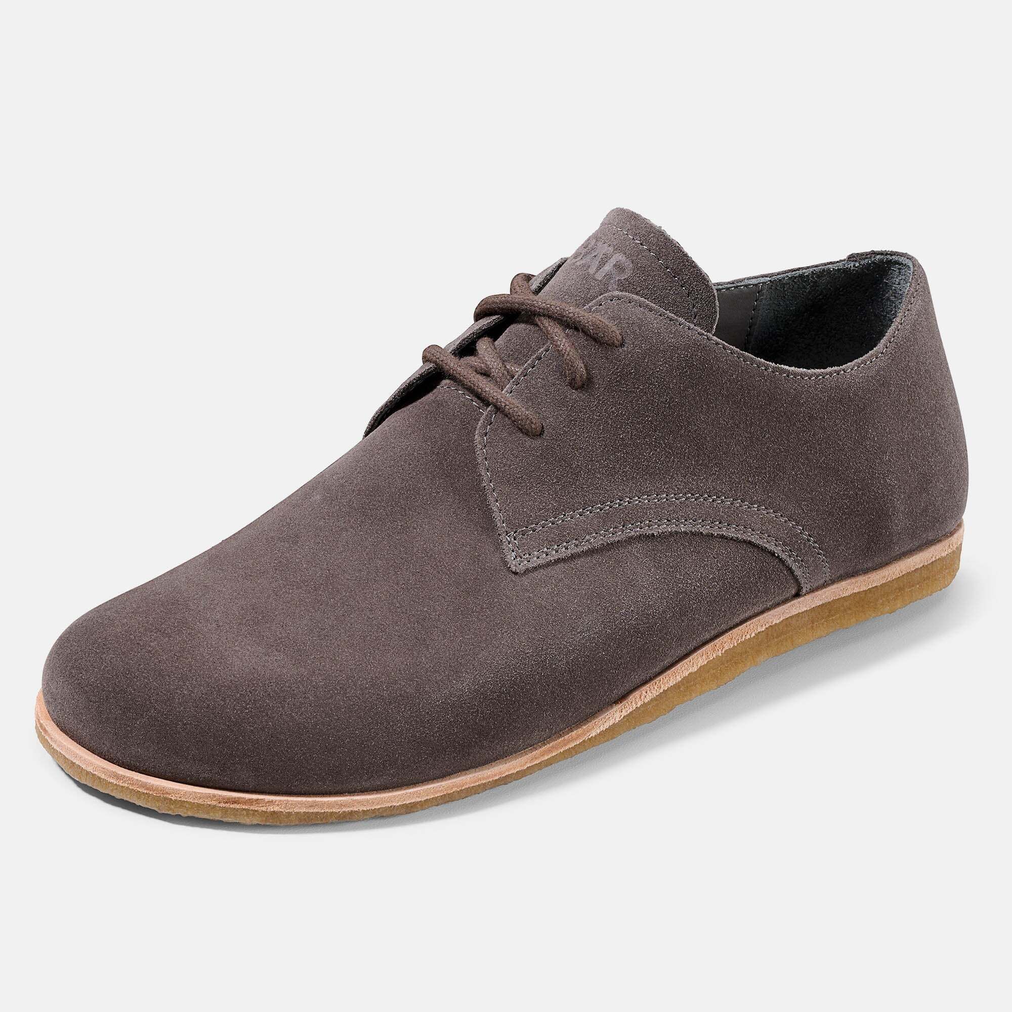 Grauer Wildleder-Schnürschuh für Herren, schräge Seitenansicht.