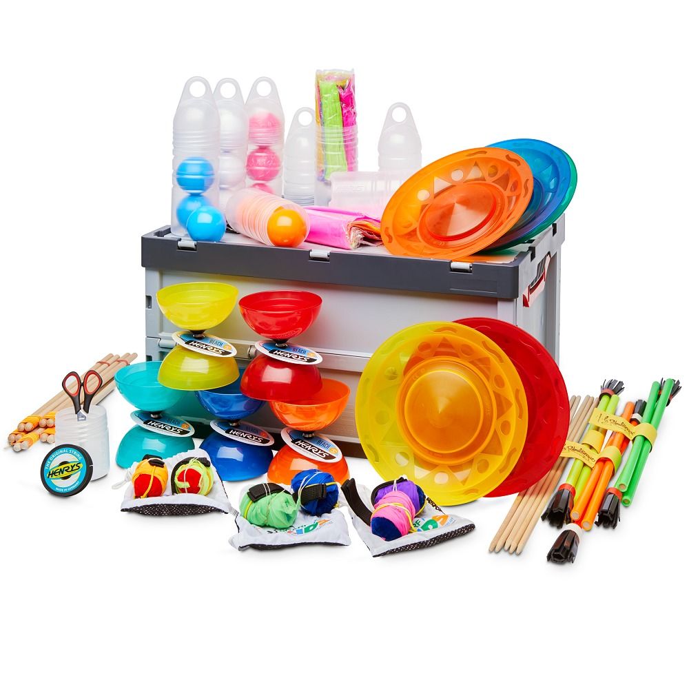 Jonglage-Set Basis. Enthält Teller, Bälle, Kegel, Stäbe und Zubehör. Mehrfarbiges Set in einer grauen Box.