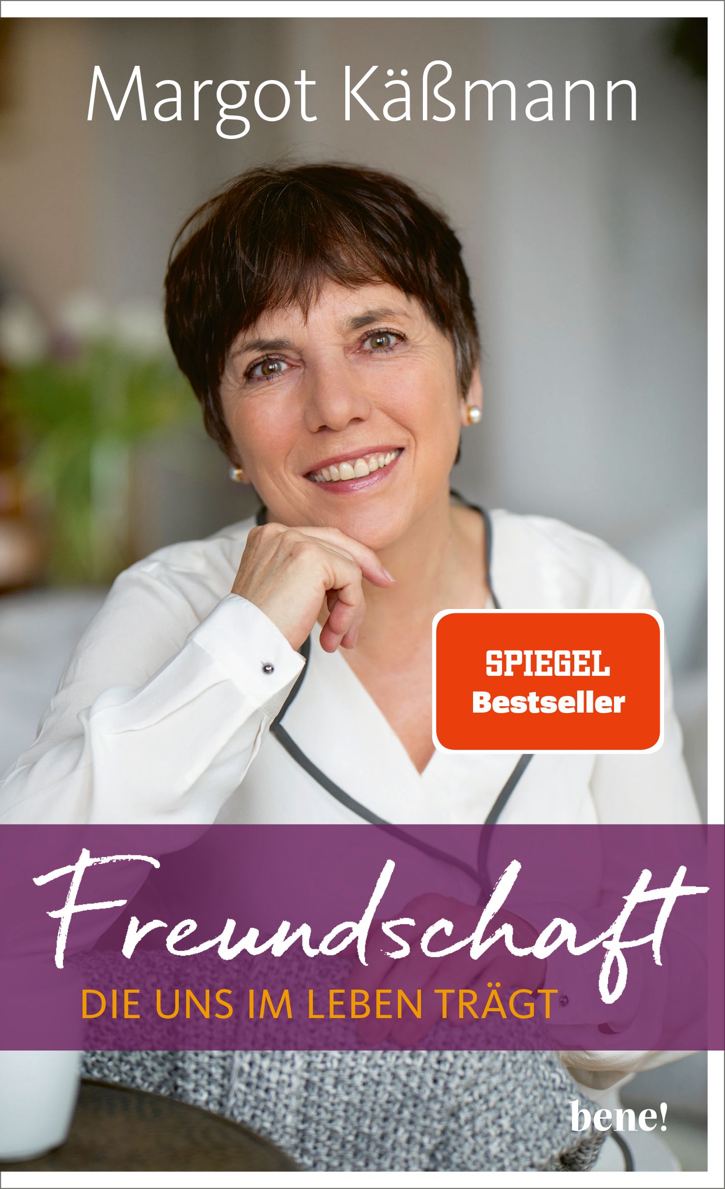 Buchcover mit Margot Käßmann. Titel: Freundschaft, die uns im Leben trägt. Spiegel Bestseller-Siegel. Frau lächelt.