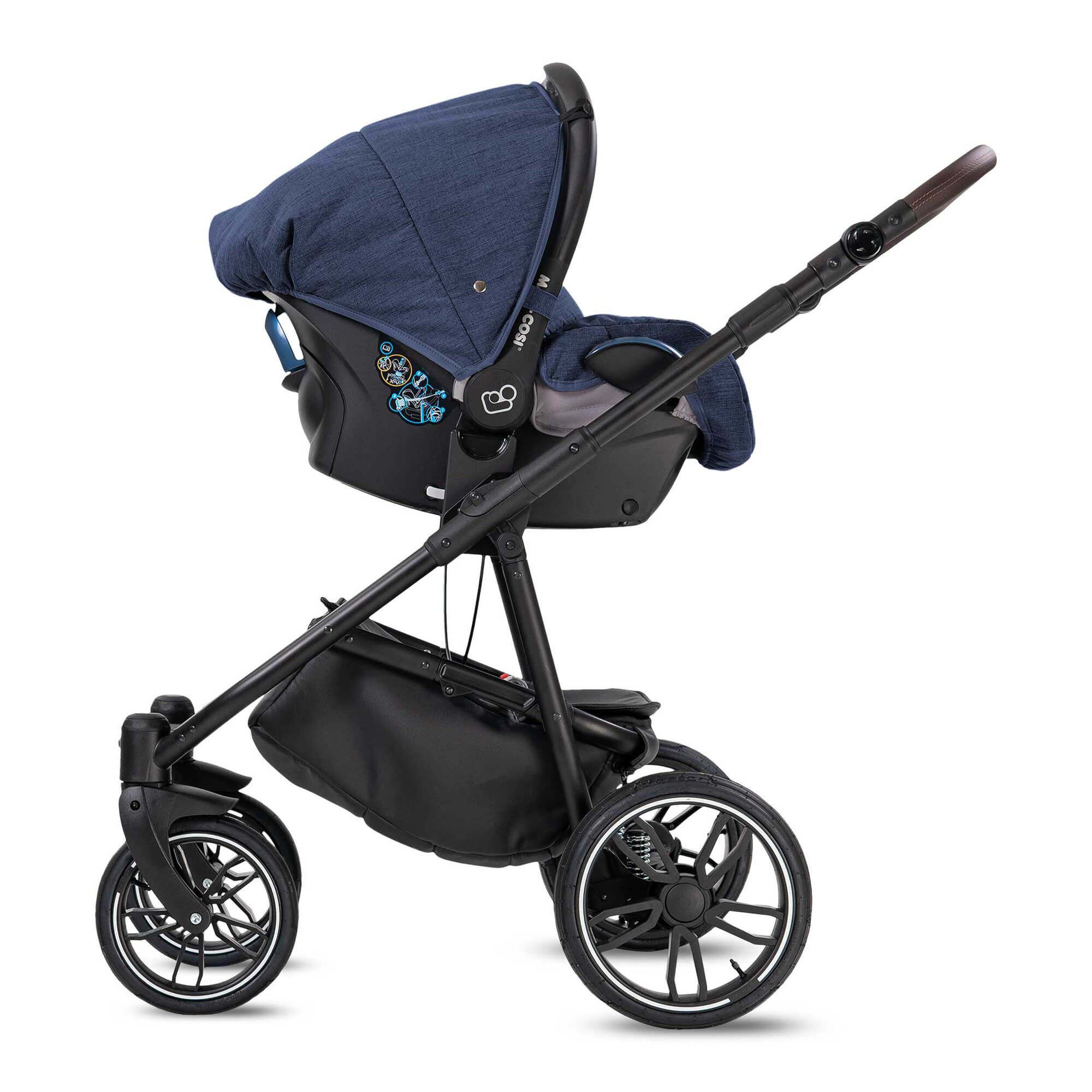 Blauer Kombikinderwagen mit Luftreifen. Babyschale auf Gestell. Schwarzes Gestell, brauner Griff, schwarze Räder.