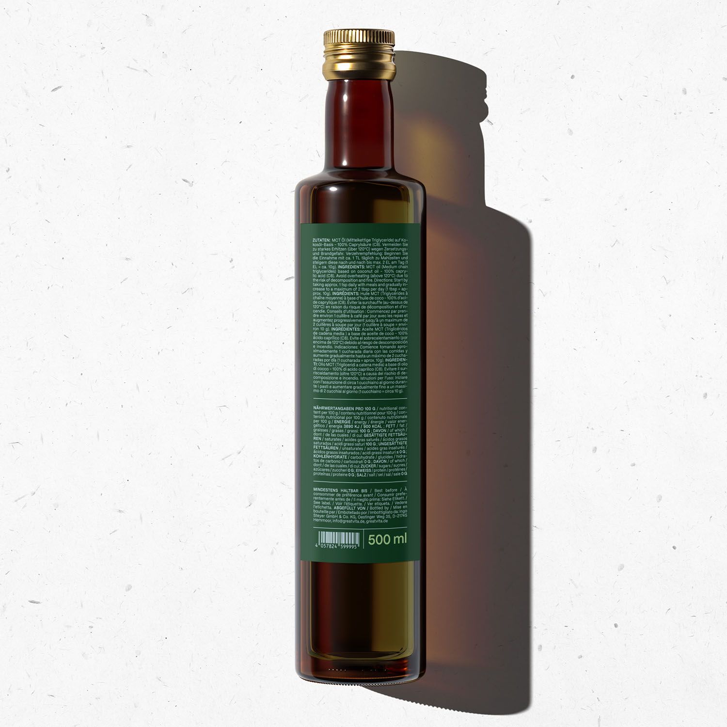 Braune Glasflasche mit grünem Etikett. Rückseite mit Text. Goldfarbener Verschluss. 500 ml.